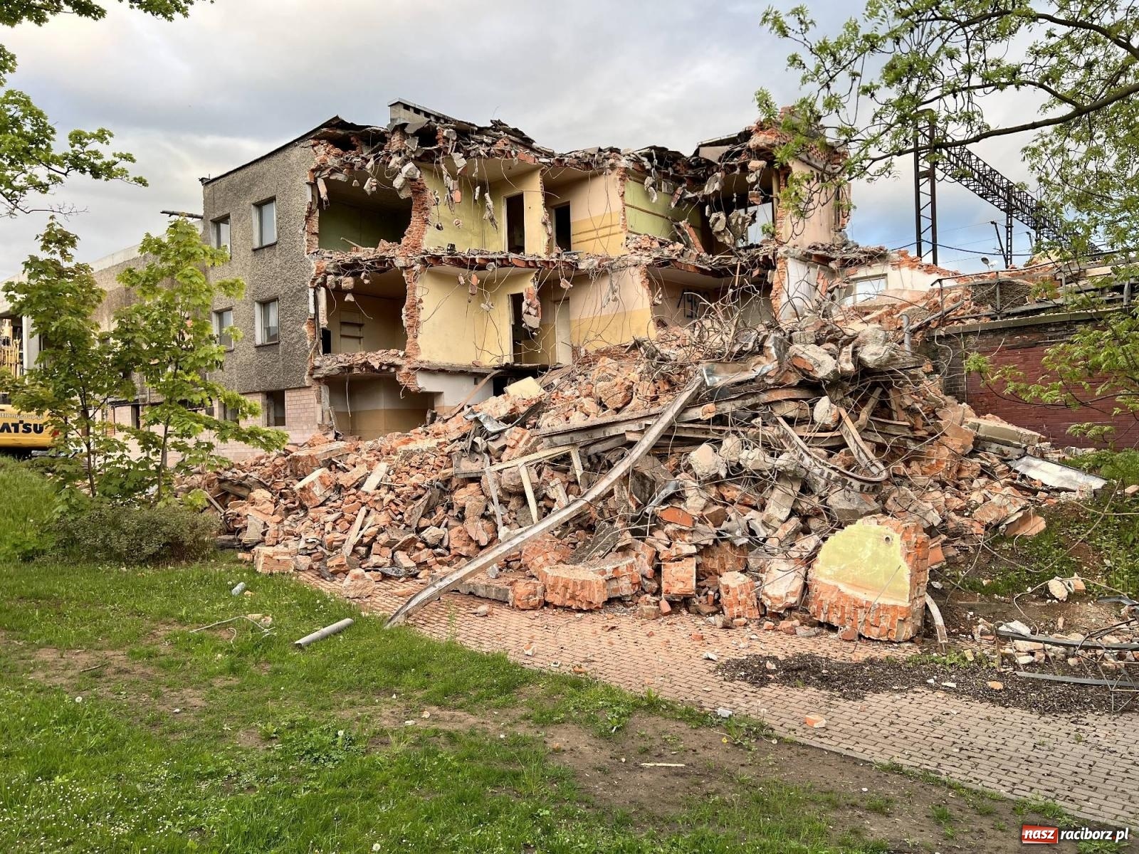 Zdjęcie w galerii na portalu naszraciborz.pl: Trwa wyburzanie skrzydła starego dworca wiadomości z regionu