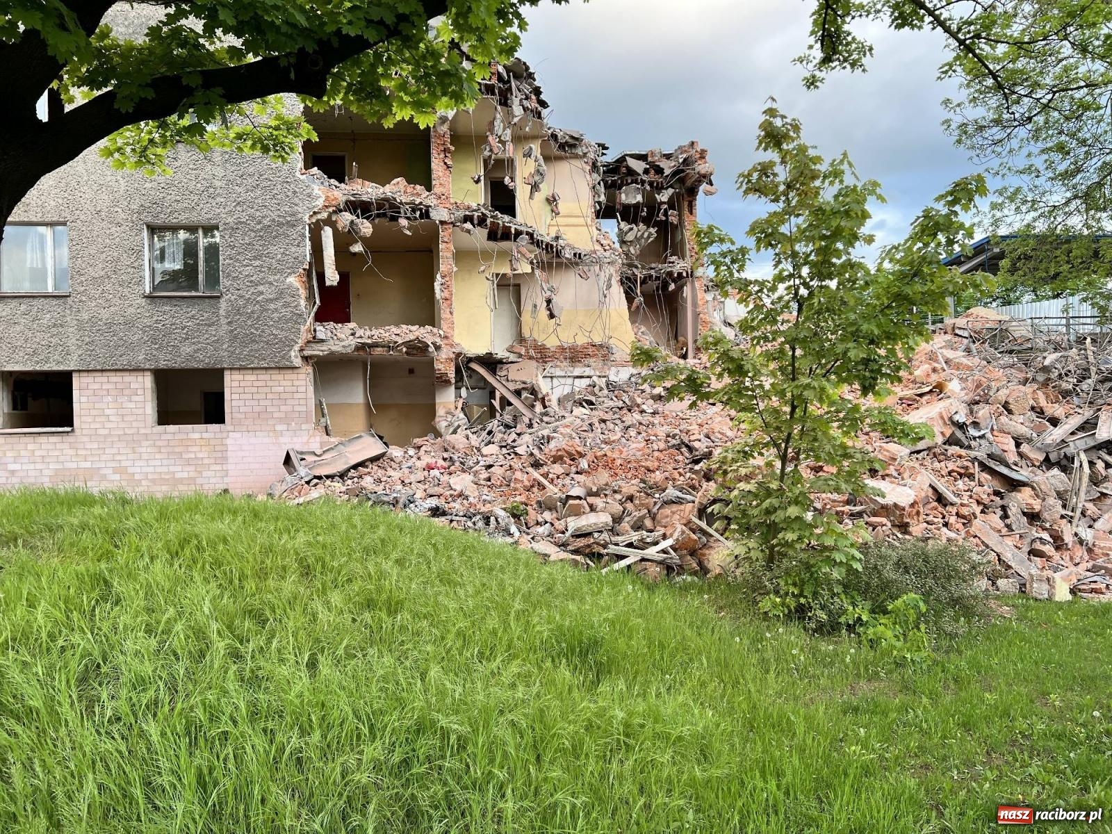 Zdjęcie w galerii na portalu naszraciborz.pl: Trwa wyburzanie skrzydła starego dworca wiadomości z regionu