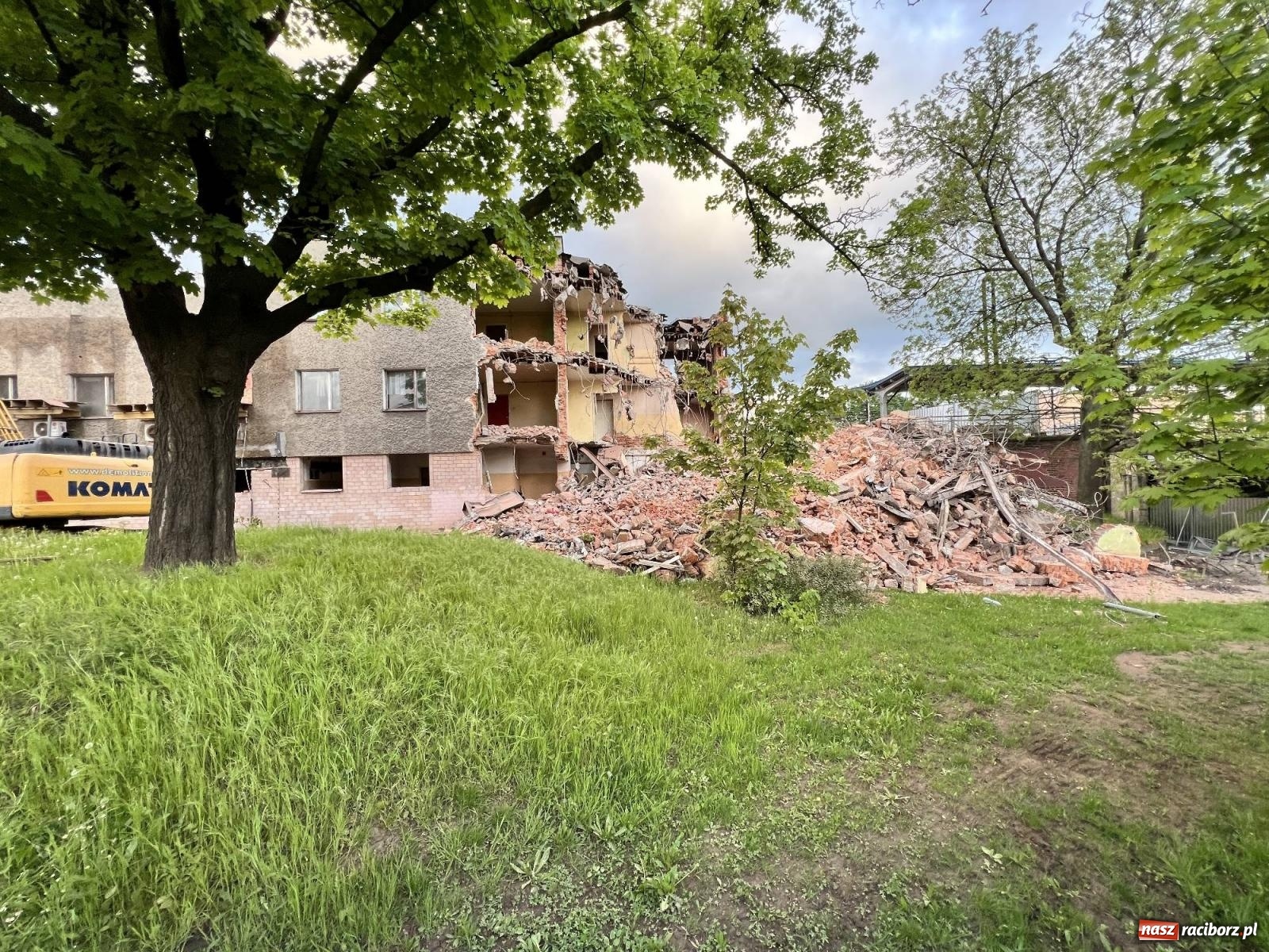 Zdjęcie w galerii na portalu naszraciborz.pl: Trwa wyburzanie skrzydła starego dworca wiadomości z regionu