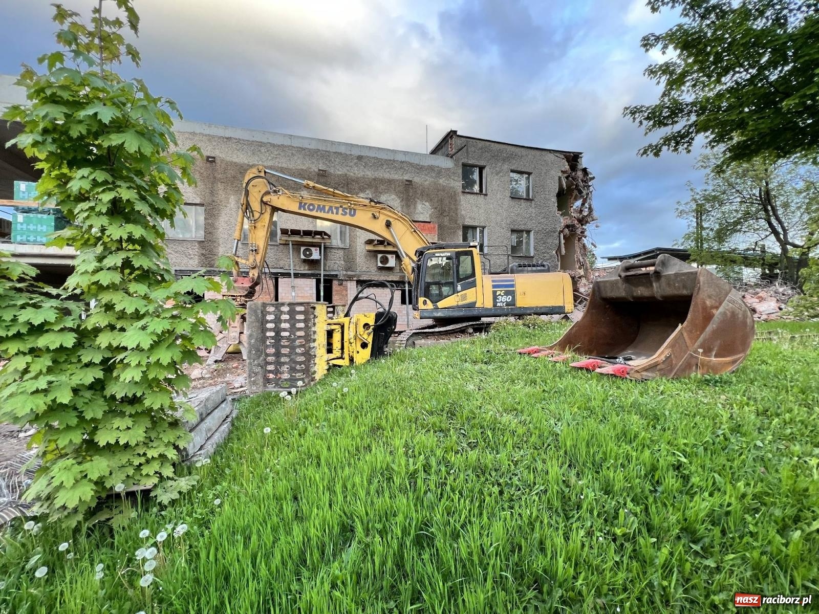 Zdjęcie w galerii na portalu naszraciborz.pl: Trwa wyburzanie skrzydła starego dworca wiadomości z regionu