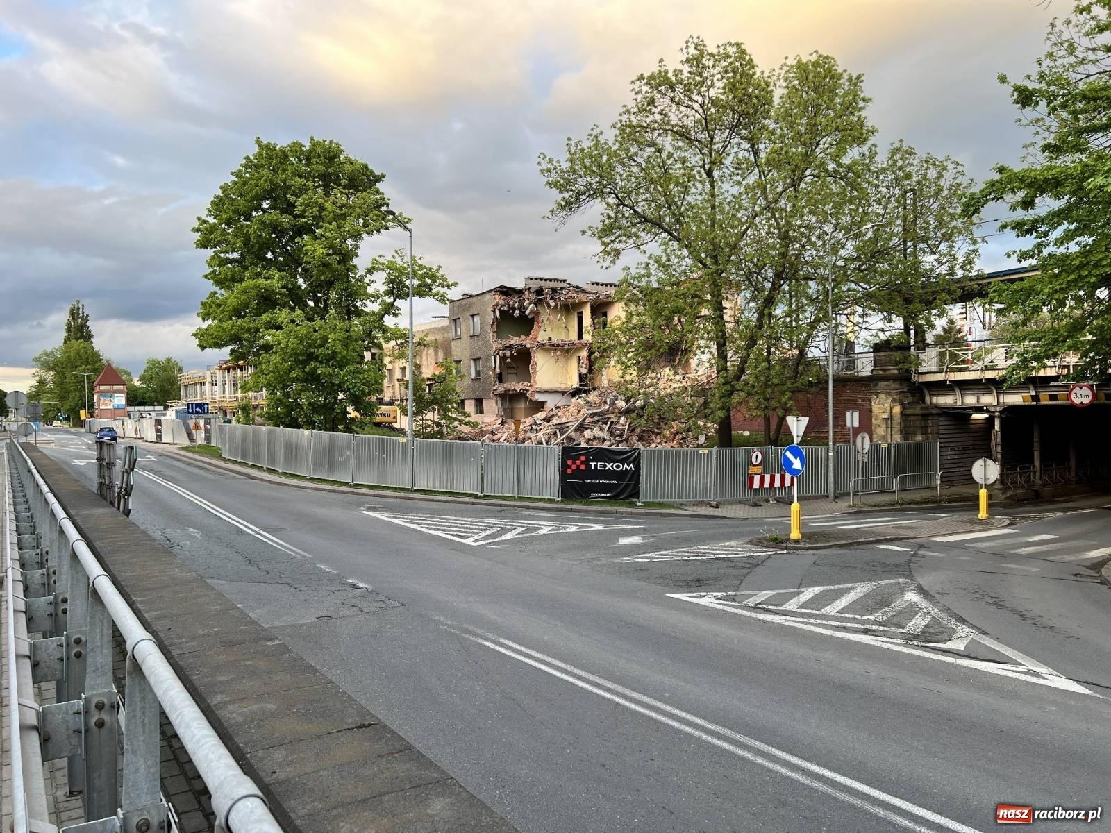 Zdjęcie w galerii na portalu naszraciborz.pl: Trwa wyburzanie skrzydła starego dworca wiadomości z regionu