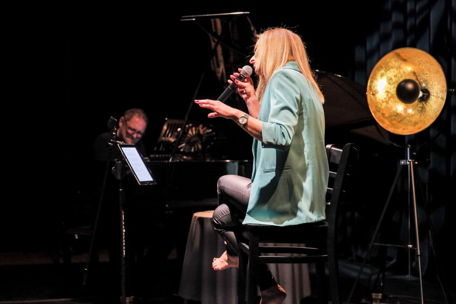 Zdjęcie w galerii na portalu naszraciborz.pl: Agnieszka śpiewa jazz! Na bis wiadomości z regionu