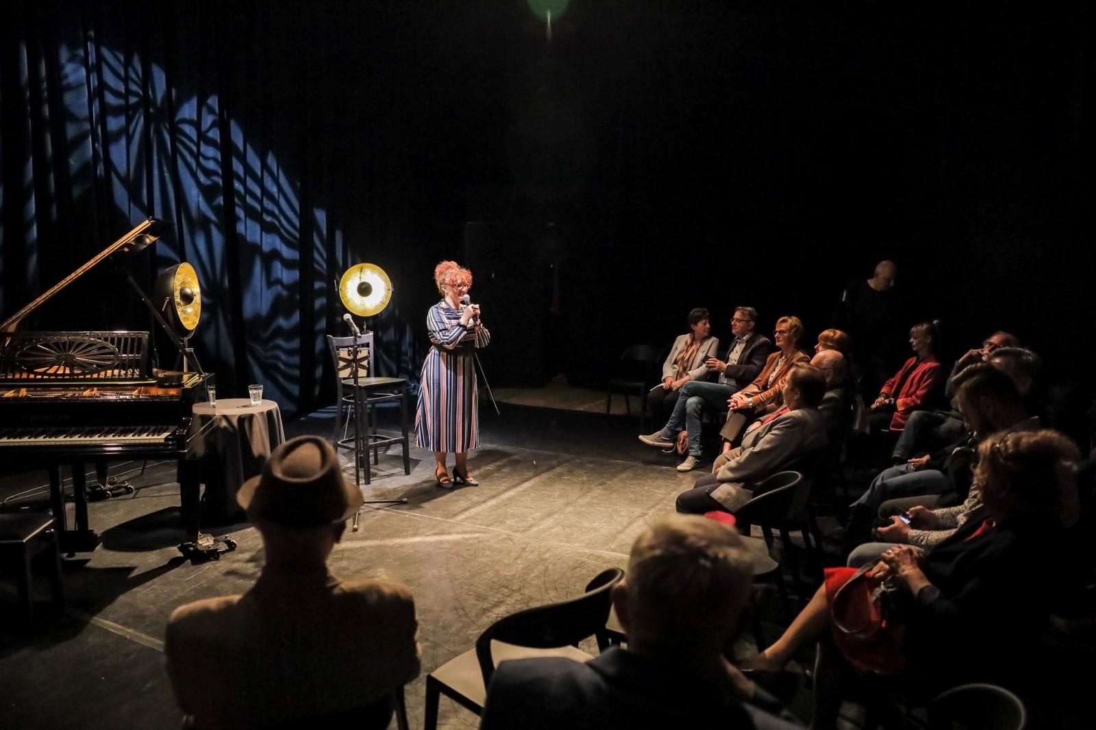 Zdjęcie w galerii na portalu naszraciborz.pl: Agnieszka śpiewa jazz! Na bis wiadomości z regionu