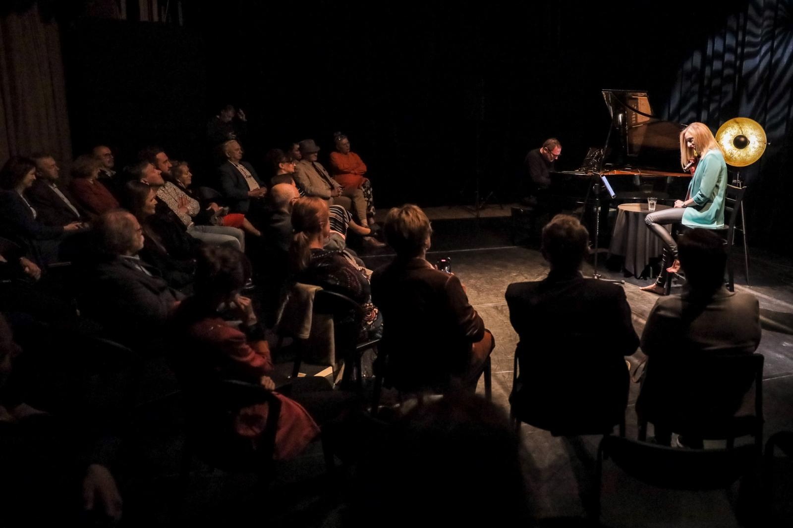 Zdjęcie w galerii na portalu naszraciborz.pl: Agnieszka śpiewa jazz! Na bis wiadomości z regionu