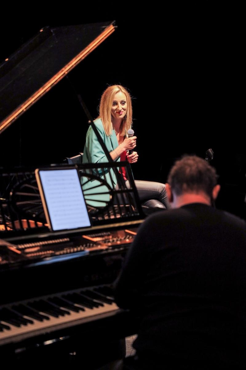 Zdjęcie w galerii na portalu naszraciborz.pl: Agnieszka śpiewa jazz! Na bis wiadomości z regionu