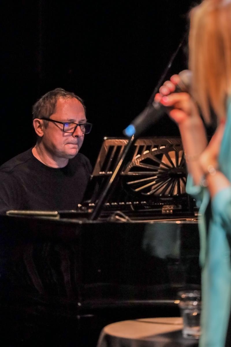 Zdjęcie w galerii na portalu naszraciborz.pl: Agnieszka śpiewa jazz! Na bis wiadomości z regionu