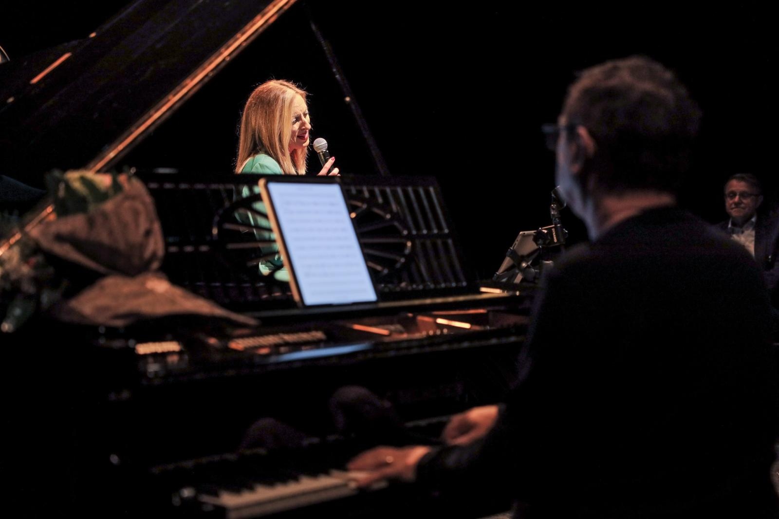 Zdjęcie w galerii na portalu naszraciborz.pl: Agnieszka śpiewa jazz! Na bis wiadomości z regionu
