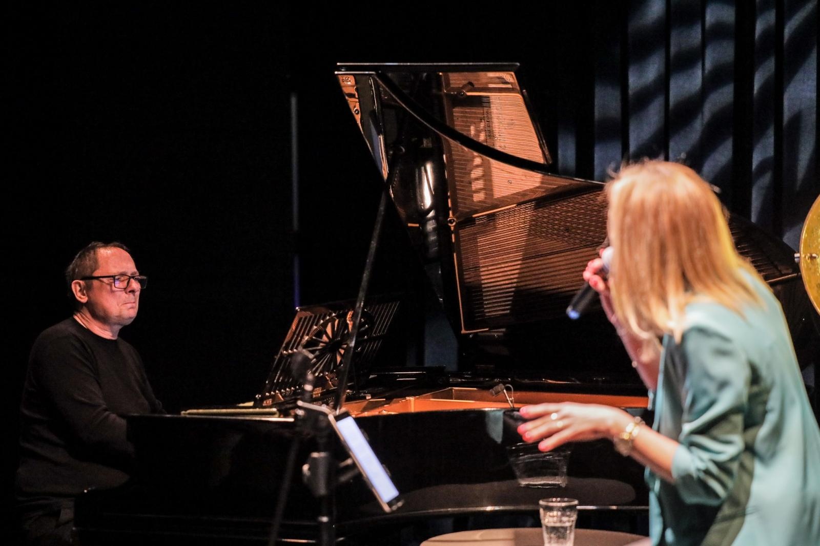 Zdjęcie w galerii na portalu naszraciborz.pl: Agnieszka śpiewa jazz! Na bis wiadomości z regionu