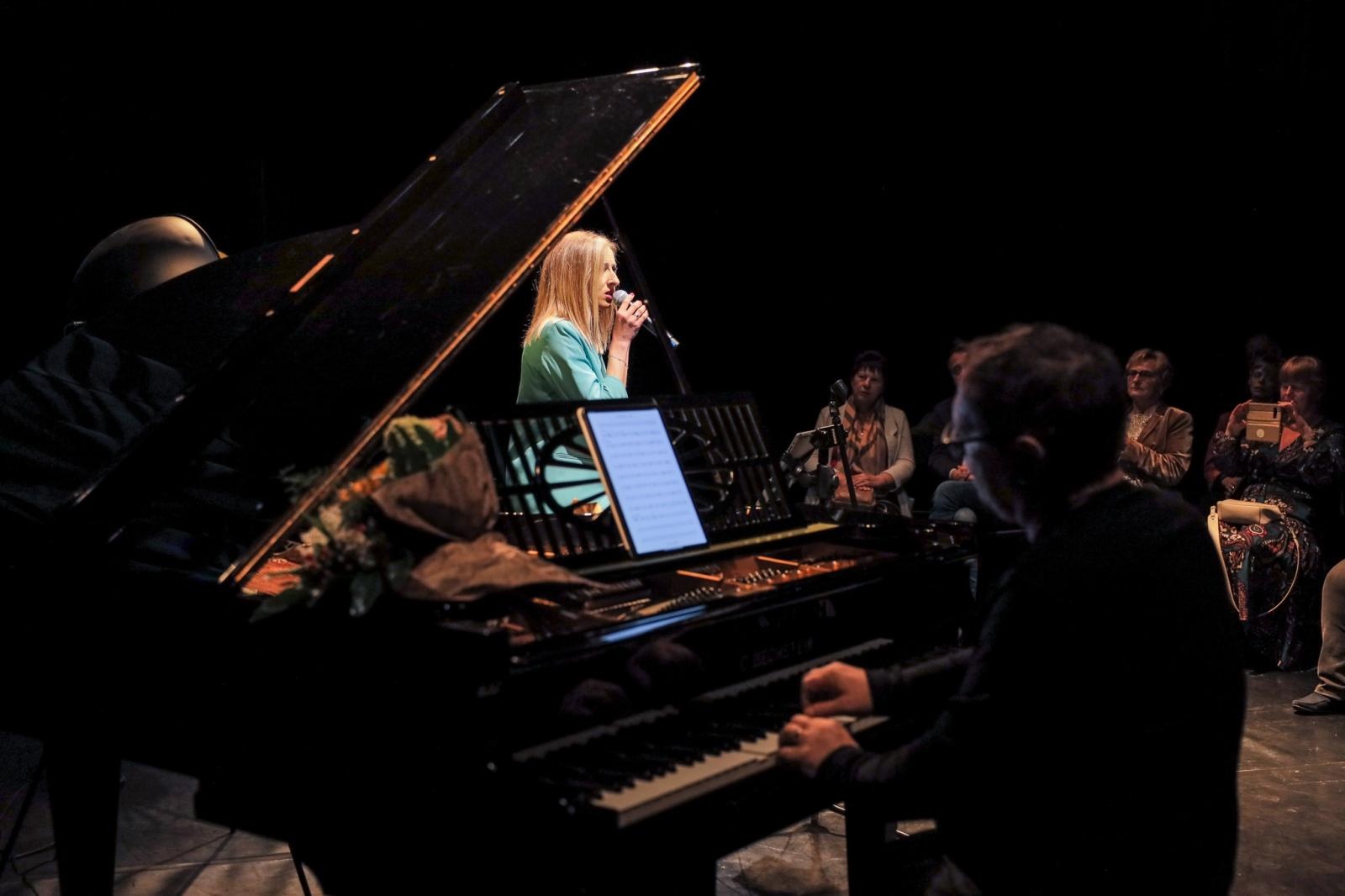 Zdjęcie w galerii na portalu naszraciborz.pl: Agnieszka śpiewa jazz! Na bis wiadomości z regionu