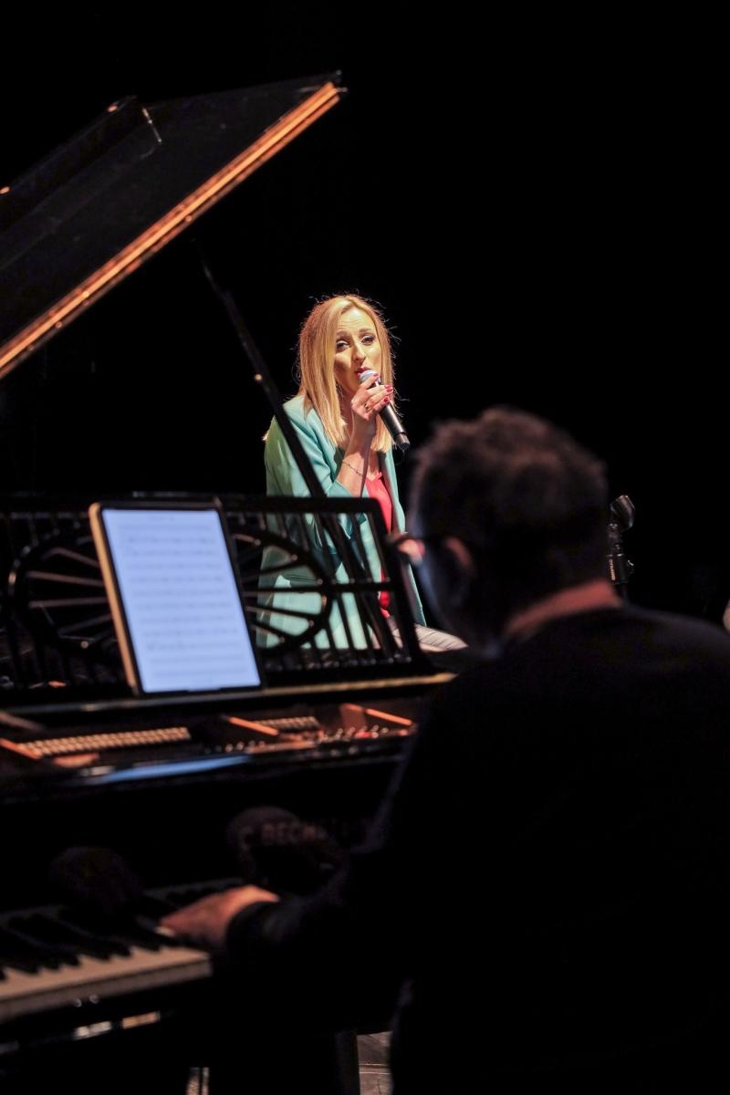 Zdjęcie w galerii na portalu naszraciborz.pl: Agnieszka śpiewa jazz! Na bis wiadomości z regionu