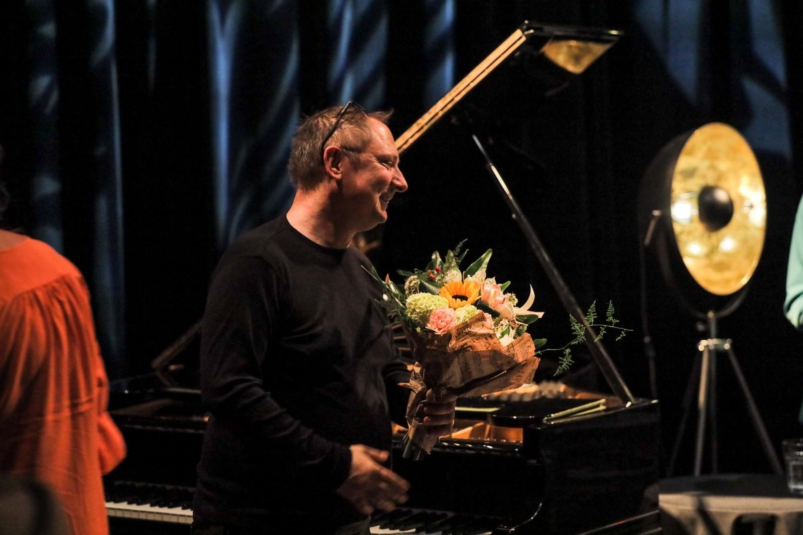 Zdjęcie w galerii na portalu naszraciborz.pl: Agnieszka śpiewa jazz! Na bis wiadomości z regionu