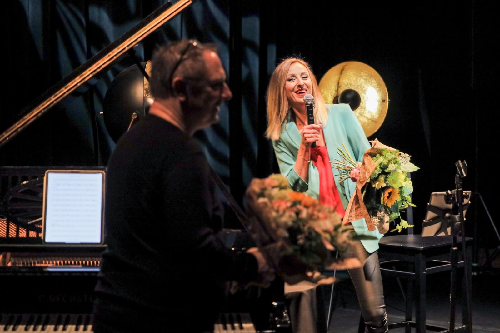 Zdjęcie w galerii na portalu naszraciborz.pl: Agnieszka śpiewa jazz! Na bis wiadomości z regionu