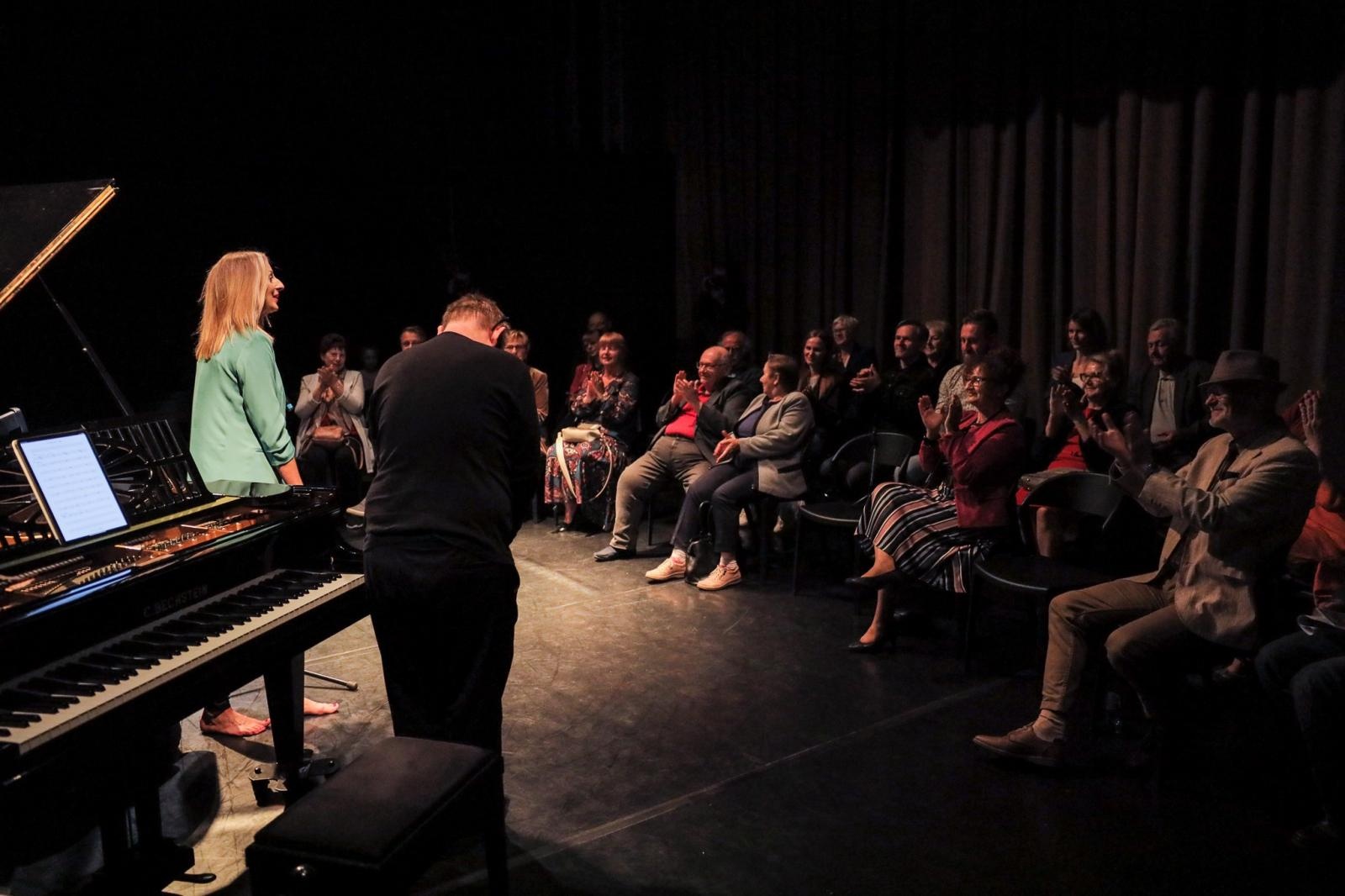 Zdjęcie w galerii na portalu naszraciborz.pl: Agnieszka śpiewa jazz! Na bis wiadomości z regionu