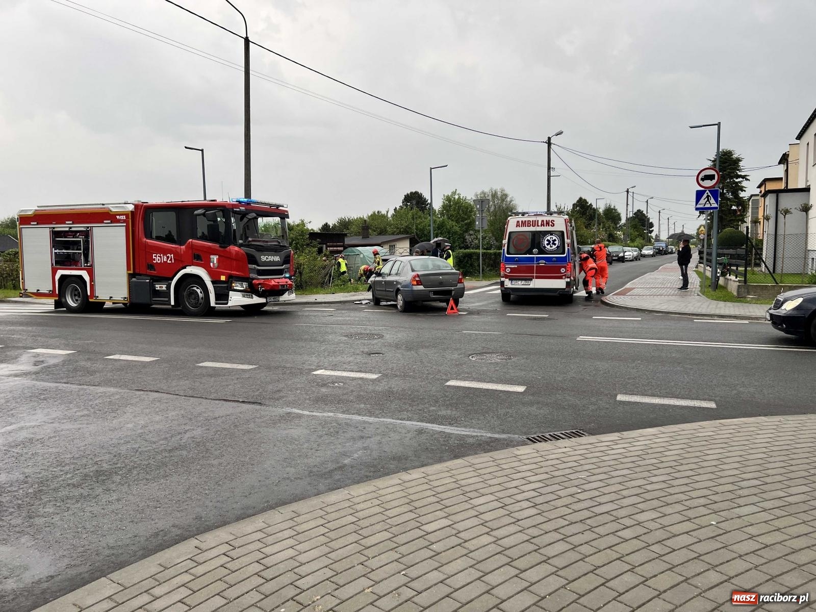 Zdjęcie w galerii na portalu naszraciborz.pl: Zderzenie na Siwonia. Mercedes wylądował na grządkach [FOTO] wiadomości z regionu