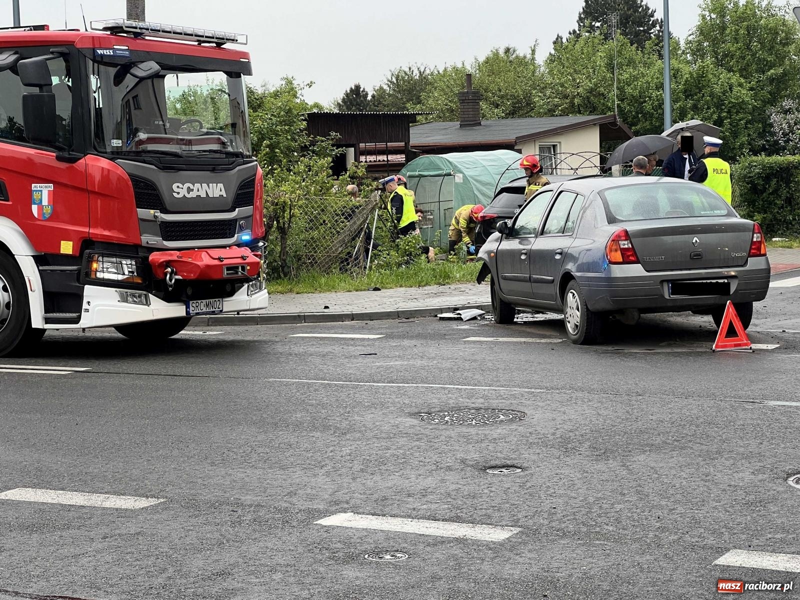 Zdjęcie w galerii na portalu naszraciborz.pl: Zderzenie na Siwonia. Mercedes wylądował na grządkach [FOTO] wiadomości z regionu