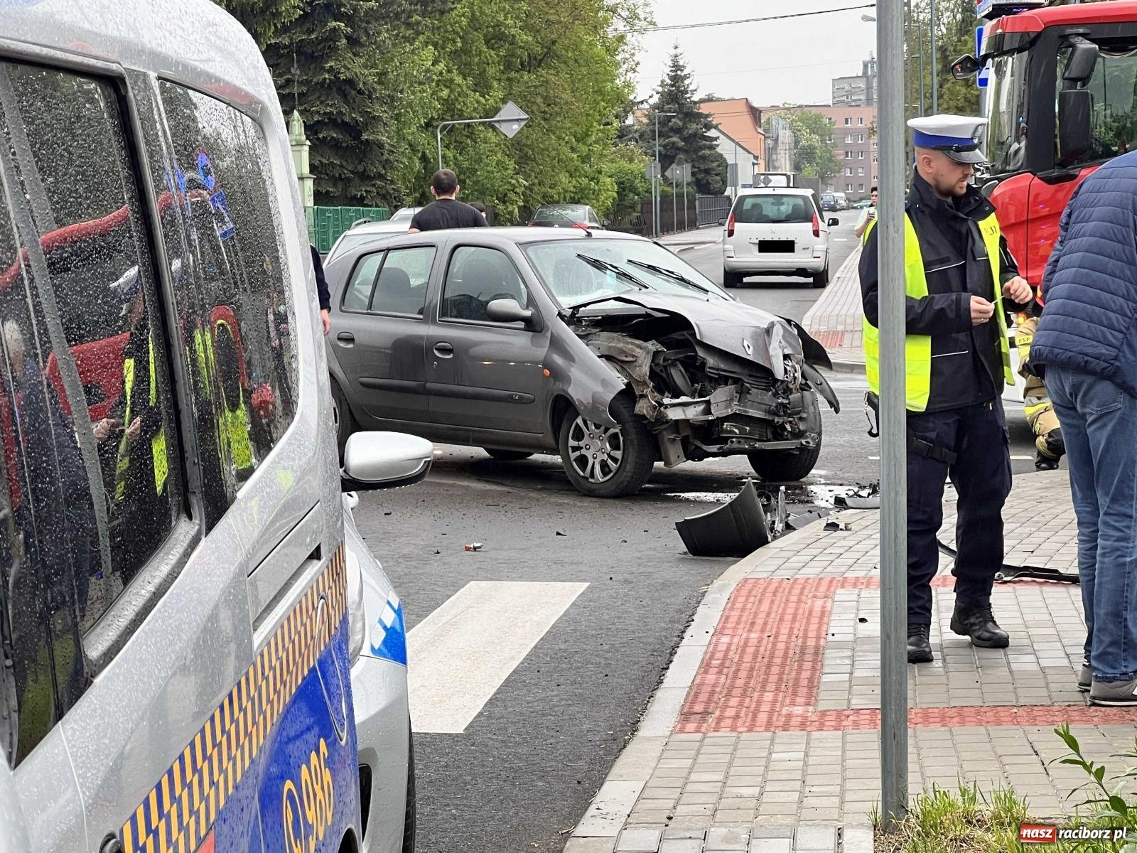 Zdjęcie w galerii na portalu naszraciborz.pl: Zderzenie na Siwonia. Mercedes wylądował na grządkach [FOTO] wiadomości z regionu