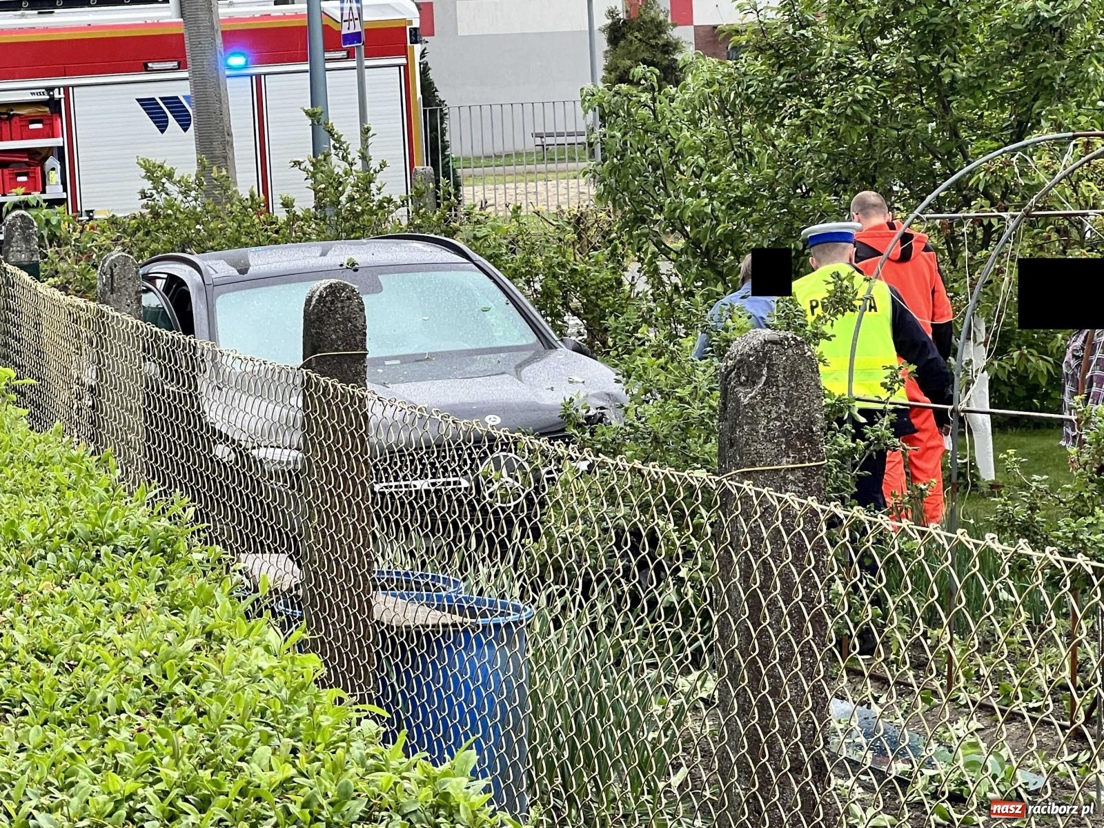 Zdjęcie w galerii na portalu naszraciborz.pl: Zderzenie na Siwonia. Mercedes wylądował na grządkach [FOTO] wiadomości z regionu