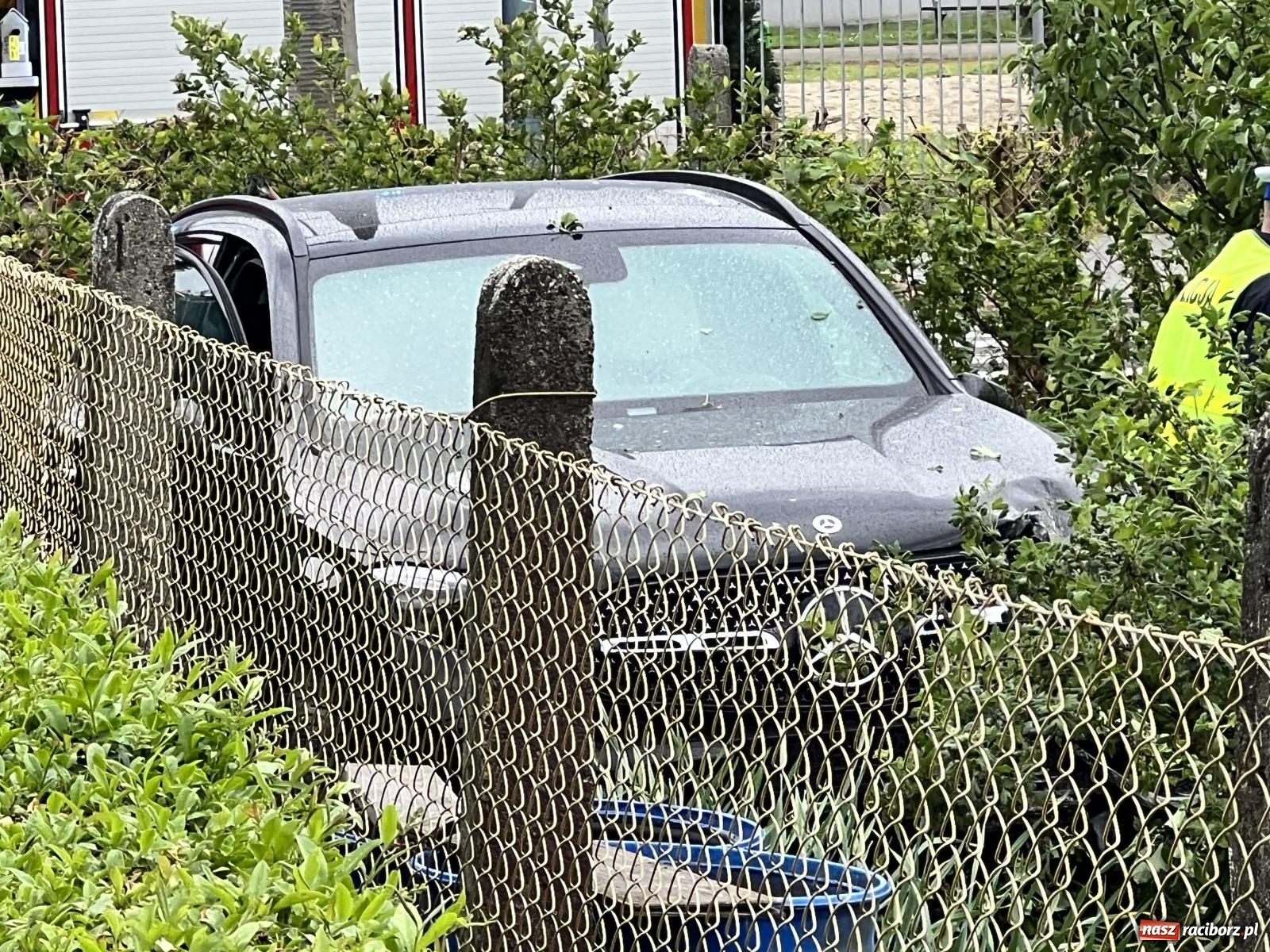 Zdjęcie w galerii na portalu naszraciborz.pl: Zderzenie na Siwonia. Mercedes wylądował na grządkach [FOTO] wiadomości z regionu