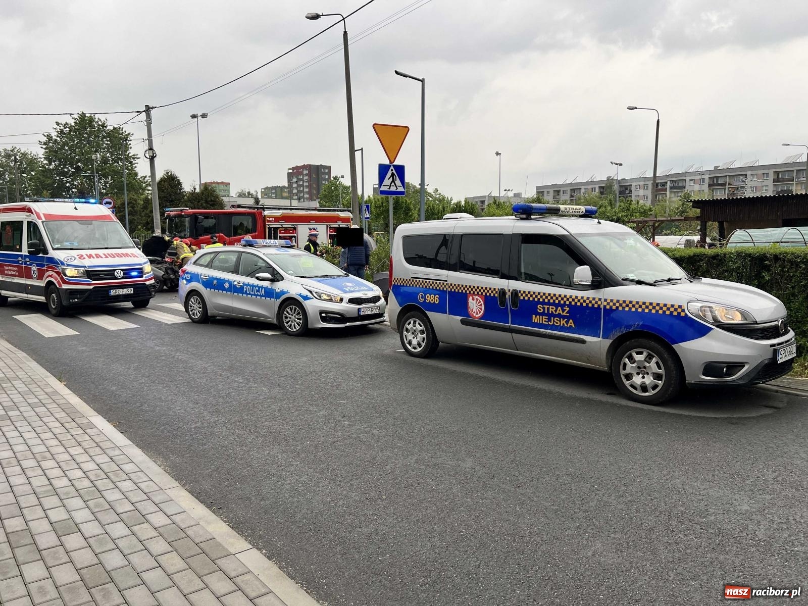 Zdjęcie w galerii na portalu naszraciborz.pl: Zderzenie na Siwonia. Mercedes wylądował na grządkach [FOTO] wiadomości z regionu