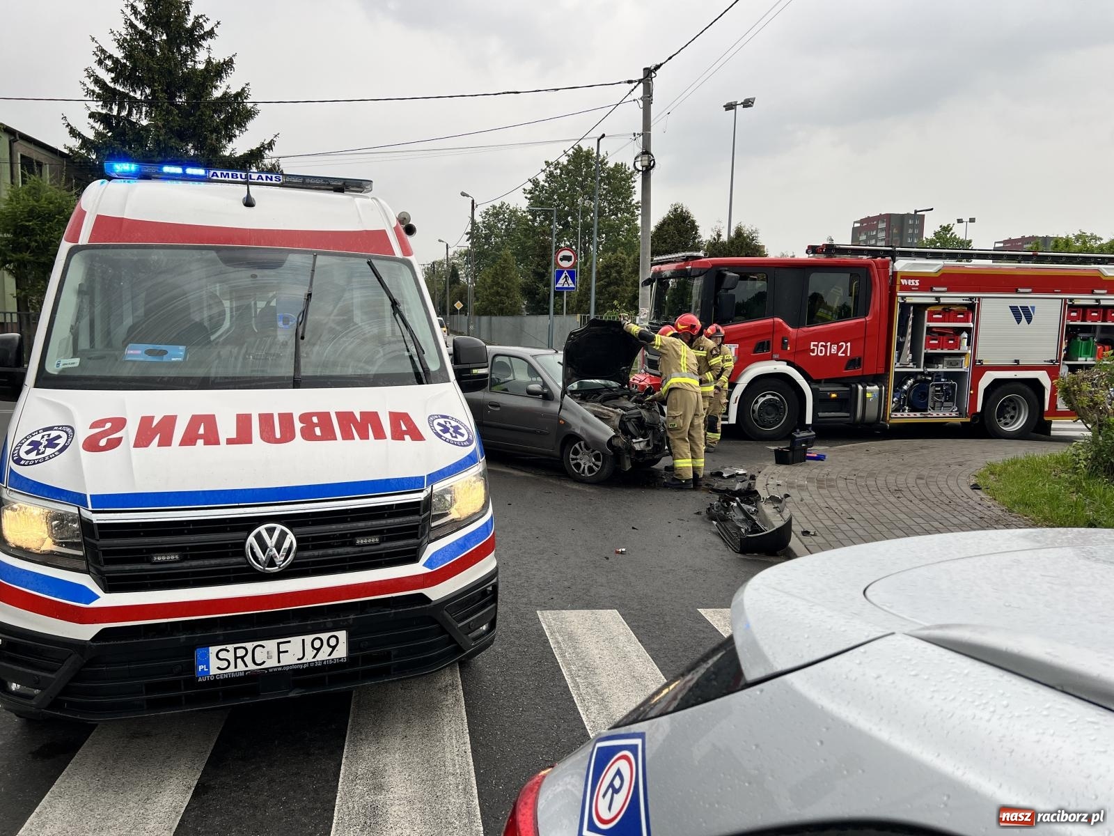 Zdjęcie w galerii na portalu naszraciborz.pl: Zderzenie na Siwonia. Mercedes wylądował na grządkach [FOTO] wiadomości z regionu