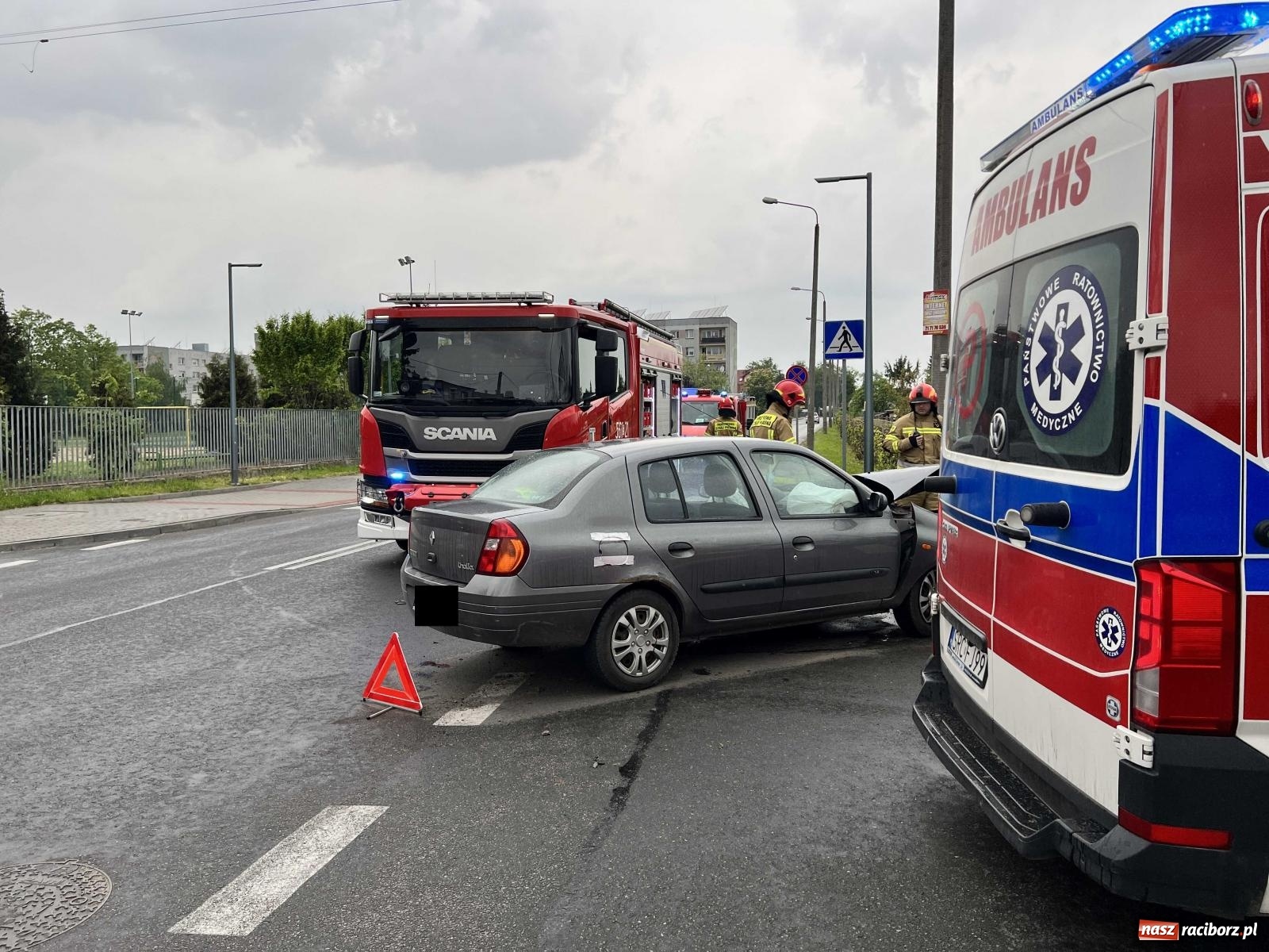 Zdjęcie w galerii na portalu naszraciborz.pl: Zderzenie na Siwonia. Mercedes wylądował na grządkach [FOTO] wiadomości z regionu