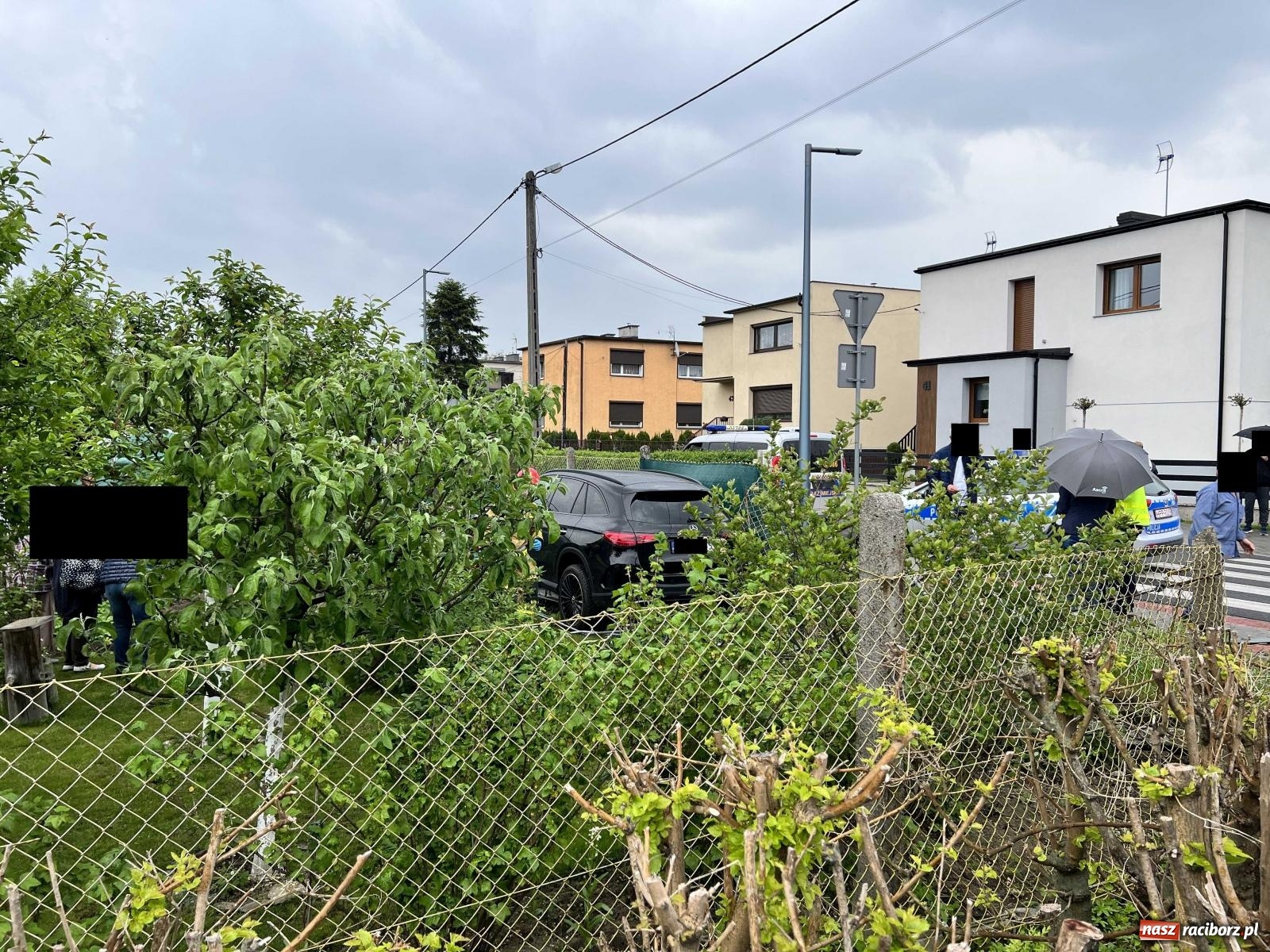 Zdjęcie w galerii na portalu naszraciborz.pl: Zderzenie na Siwonia. Mercedes wylądował na grządkach [FOTO] wiadomości z regionu