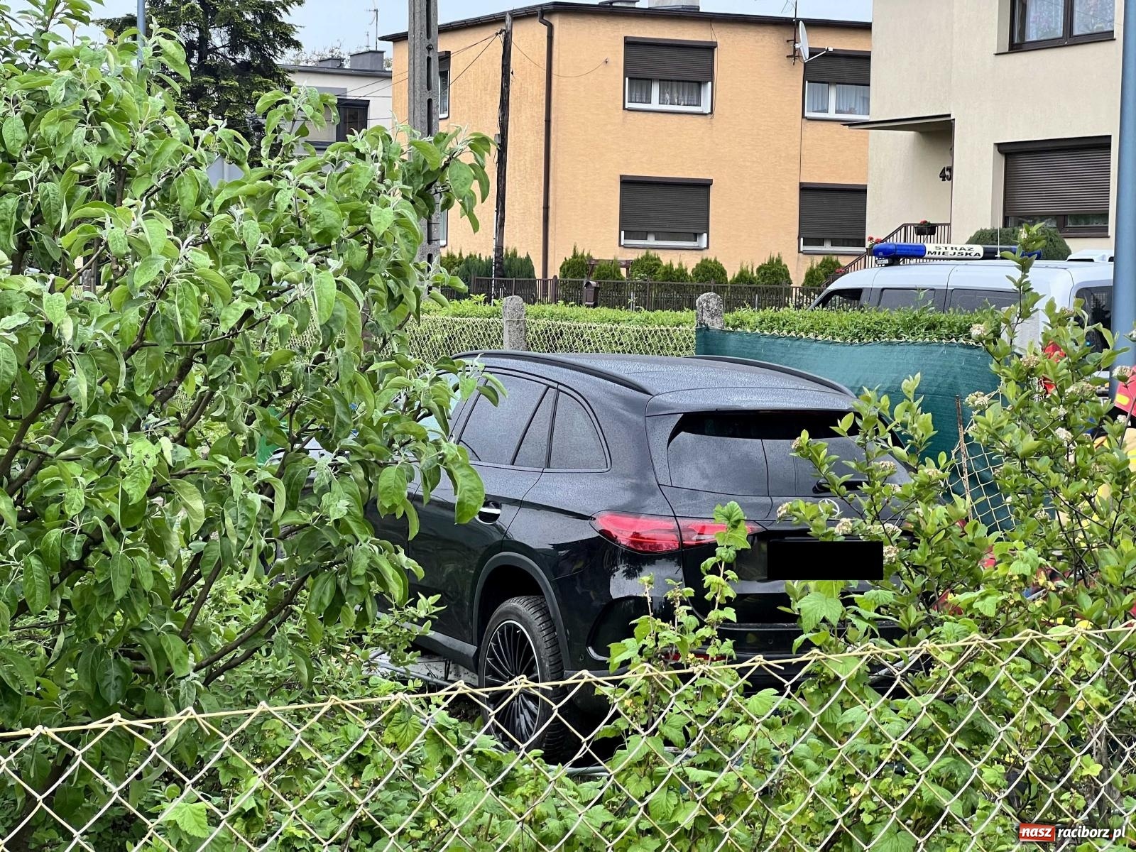 Zdjęcie w galerii na portalu naszraciborz.pl: Zderzenie na Siwonia. Mercedes wylądował na grządkach [FOTO] wiadomości z regionu