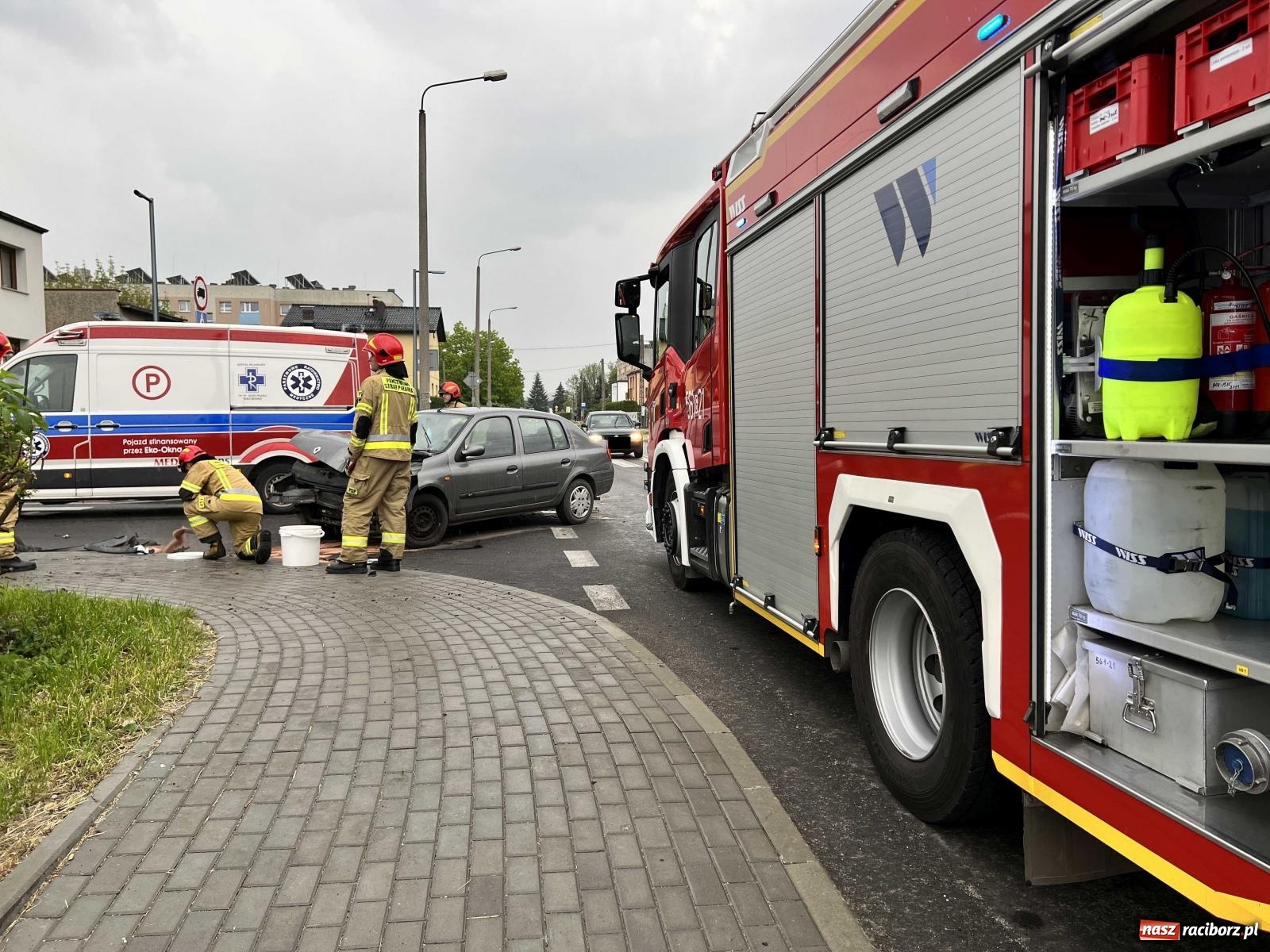 Zdjęcie w galerii na portalu naszraciborz.pl: Zderzenie na Siwonia. Mercedes wylądował na grządkach [FOTO] wiadomości z regionu