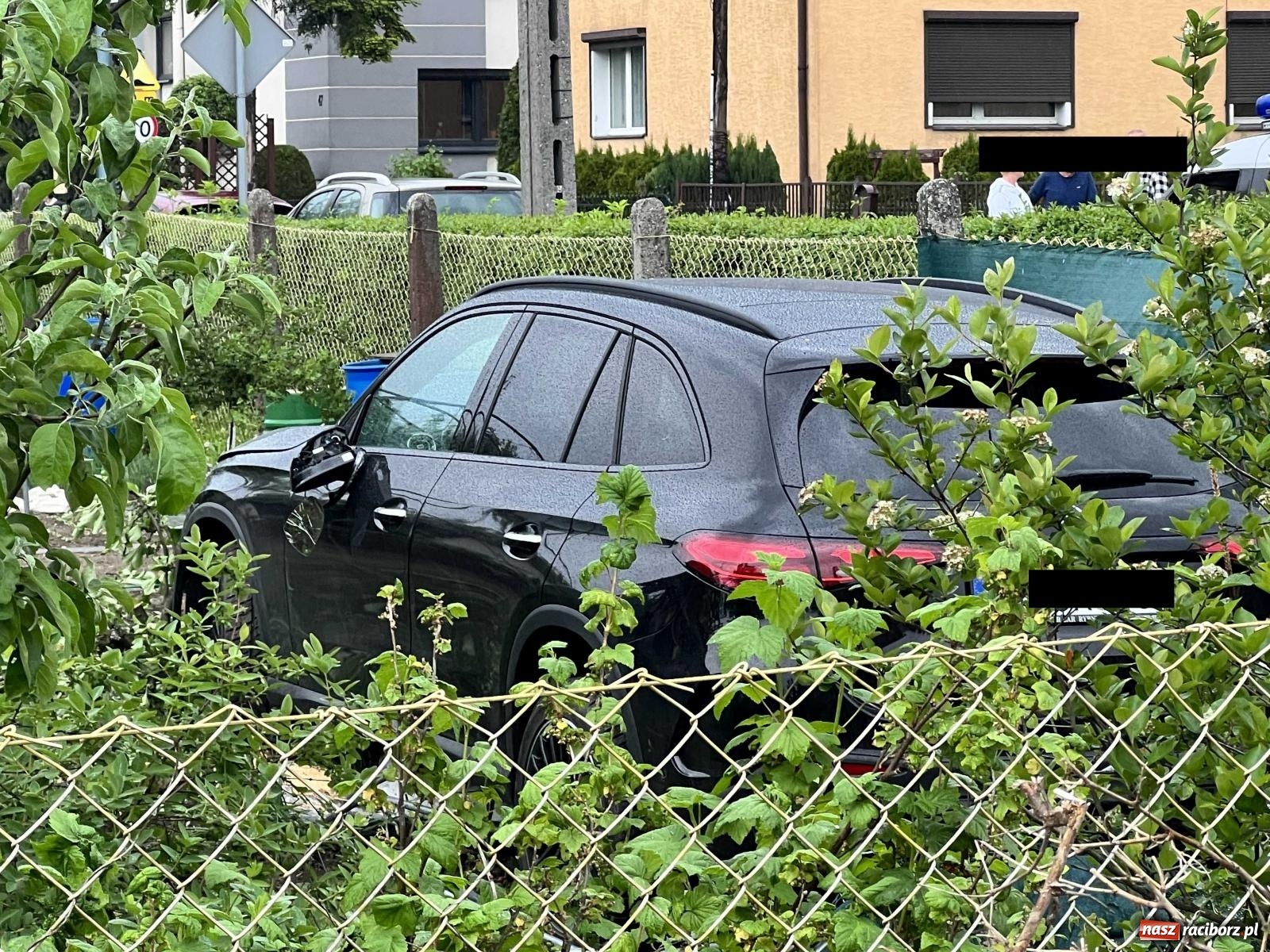 Zdjęcie w galerii na portalu naszraciborz.pl: Zderzenie na Siwonia. Mercedes wylądował na grządkach [FOTO] wiadomości z regionu