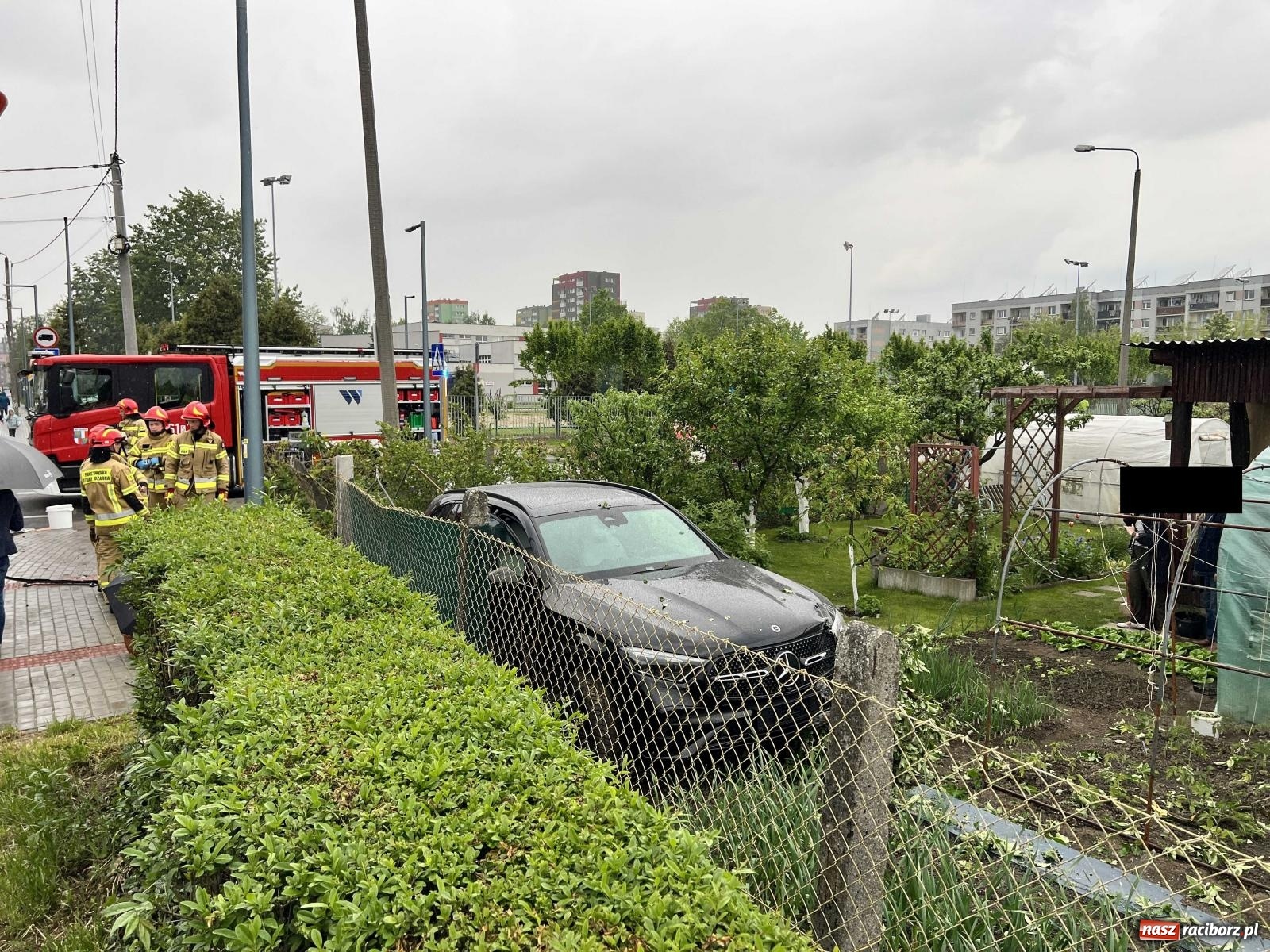 Zdjęcie w galerii na portalu naszraciborz.pl: Zderzenie na Siwonia. Mercedes wylądował na grządkach [FOTO] wiadomości z regionu