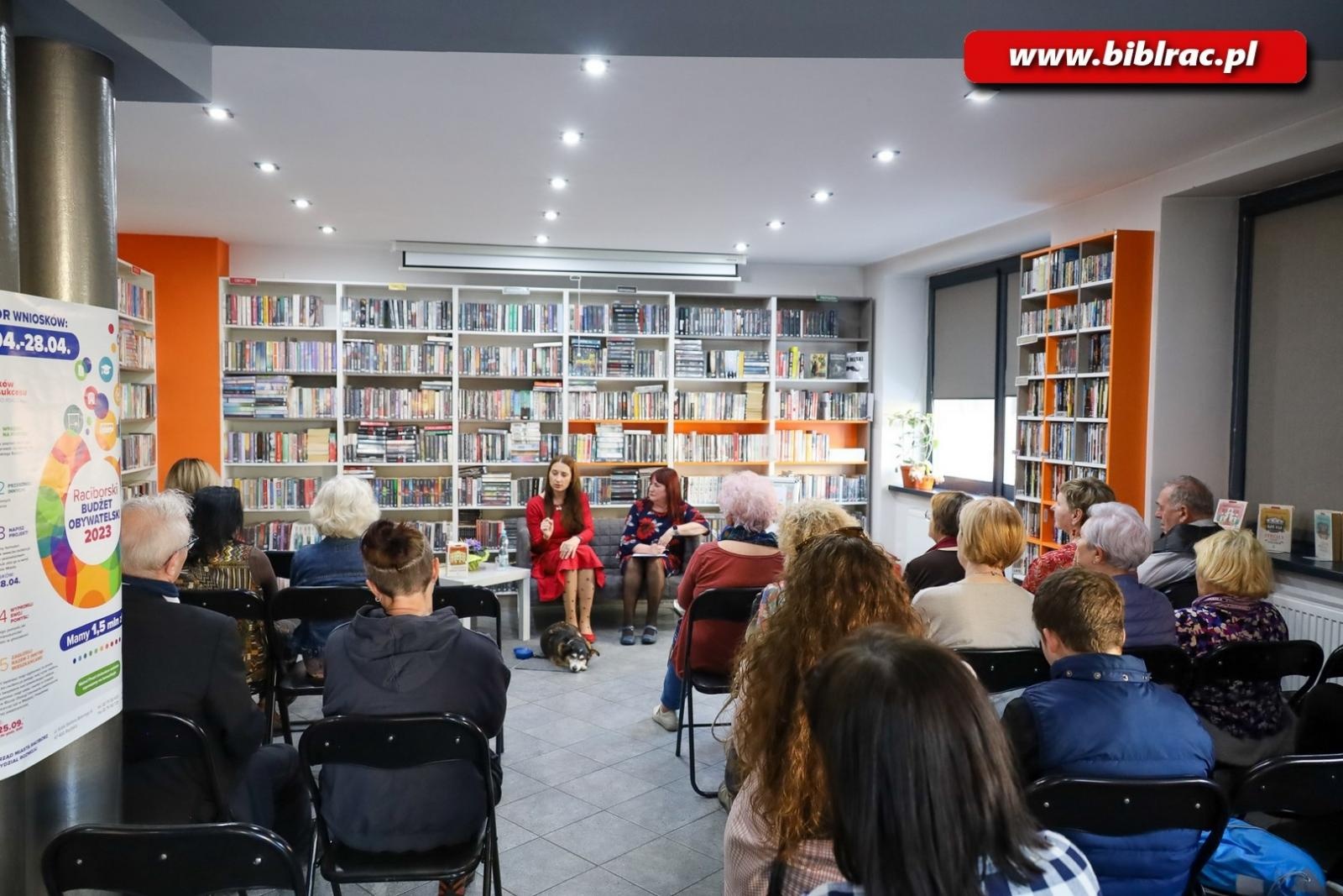 Zdjęcie w galerii na portalu naszraciborz.pl: Mistrzyni komedii kryminalnych Marta Matyszczak w bibliotece na Ostrogu wiadomości z regionu