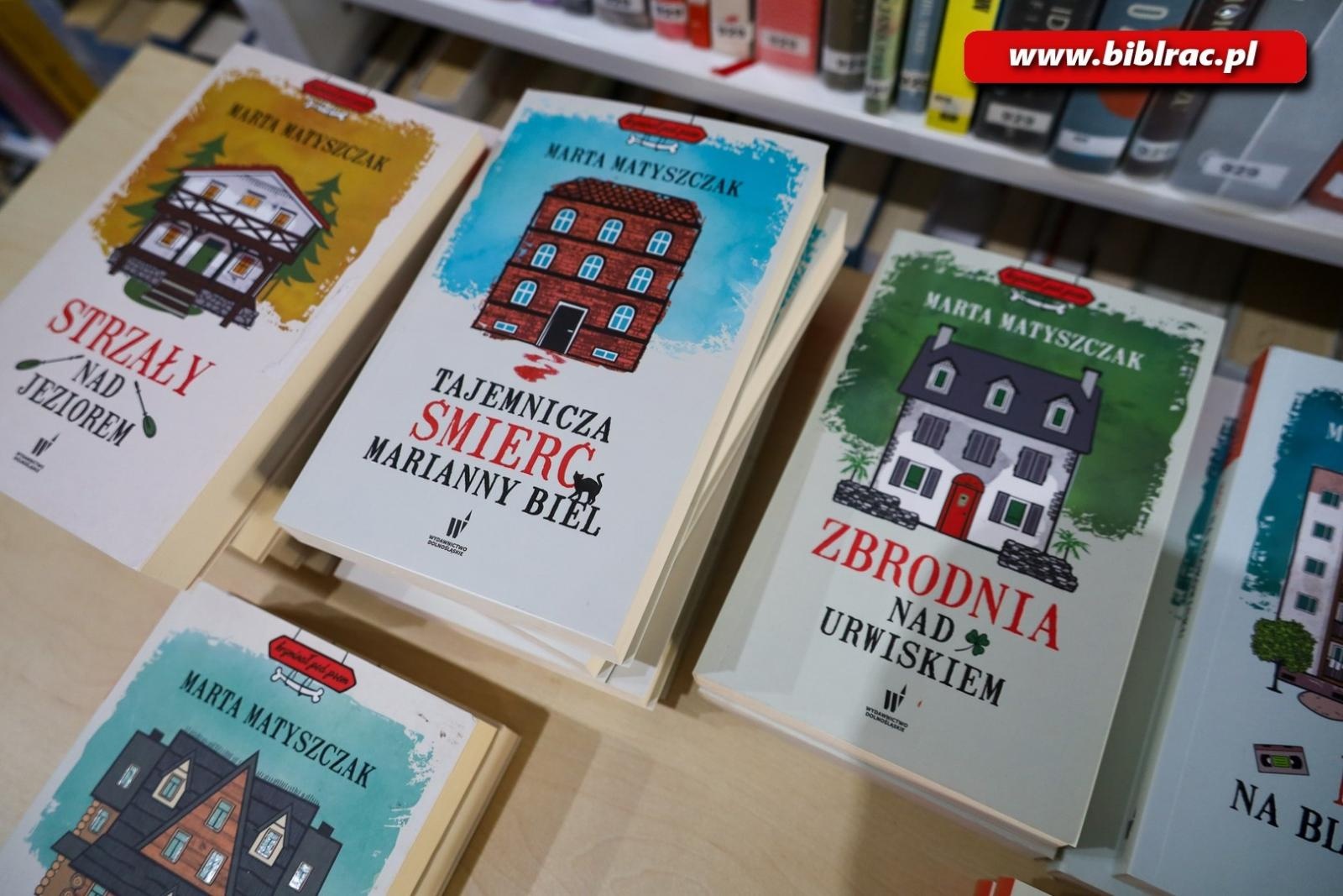 Zdjęcie w galerii na portalu naszraciborz.pl: Mistrzyni komedii kryminalnych Marta Matyszczak w bibliotece na Ostrogu wiadomości z regionu