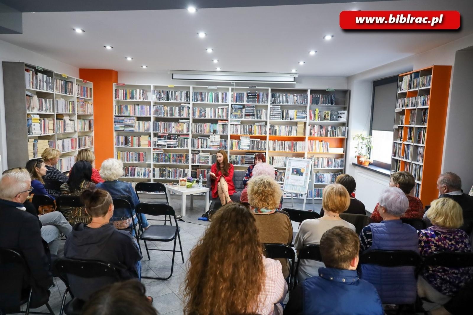 Zdjęcie w galerii na portalu naszraciborz.pl: Mistrzyni komedii kryminalnych Marta Matyszczak w bibliotece na Ostrogu wiadomości z regionu