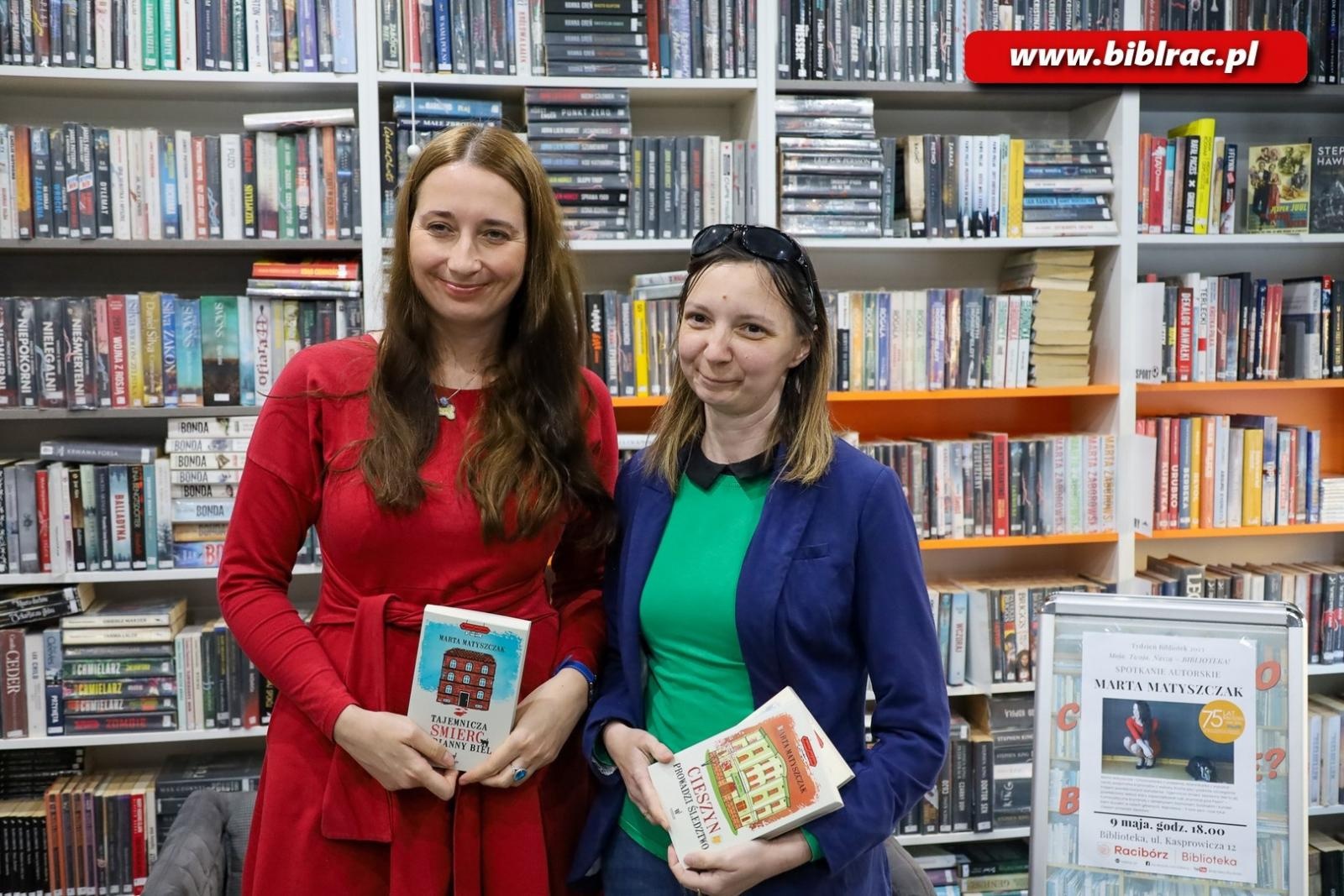 Zdjęcie w galerii na portalu naszraciborz.pl: Mistrzyni komedii kryminalnych Marta Matyszczak w bibliotece na Ostrogu wiadomości z regionu
