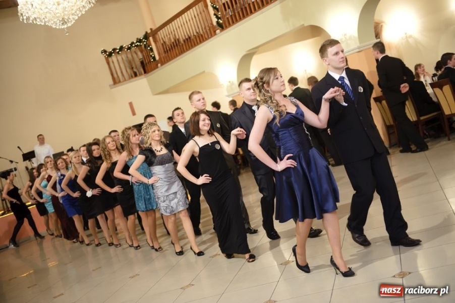 Zdjęcie w galerii na portalu naszraciborz.pl: Bal maturalny raciborskiego Ekonomika wiadomości z regionu
