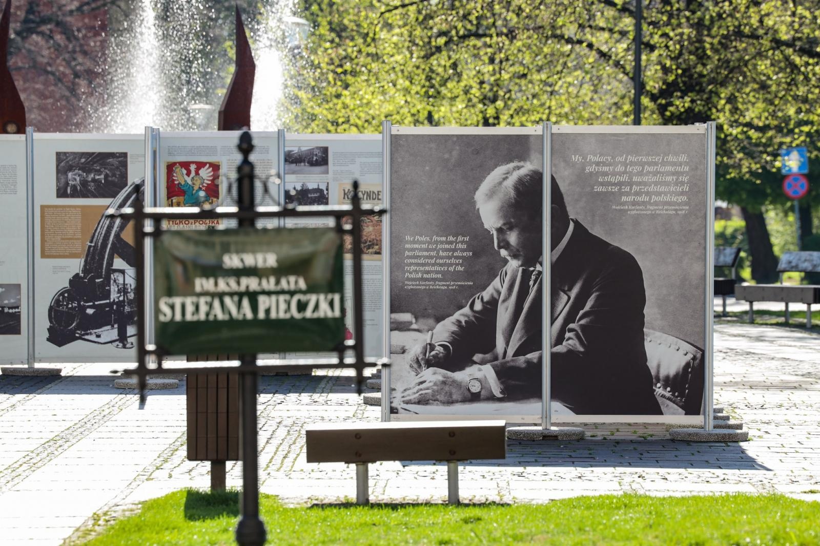 Zdjęcie w galerii na portalu naszraciborz.pl: Wystawa na skwerze prałata Pieczki tylko do czwartku! wiadomości z regionu