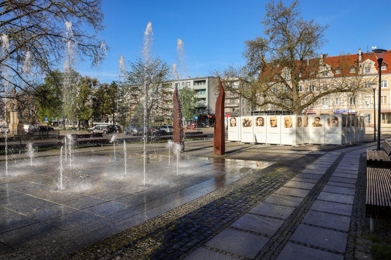 Zdjęcie w galerii na portalu naszraciborz.pl: Wystawa na skwerze prałata Pieczki tylko do czwartku! wiadomości z regionu