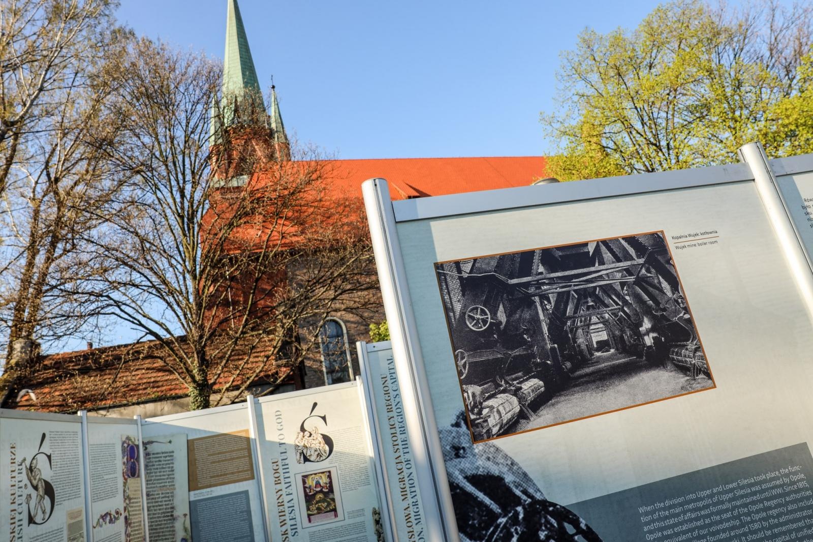 Zdjęcie w galerii na portalu naszraciborz.pl: Wystawa na skwerze prałata Pieczki tylko do czwartku! wiadomości z regionu