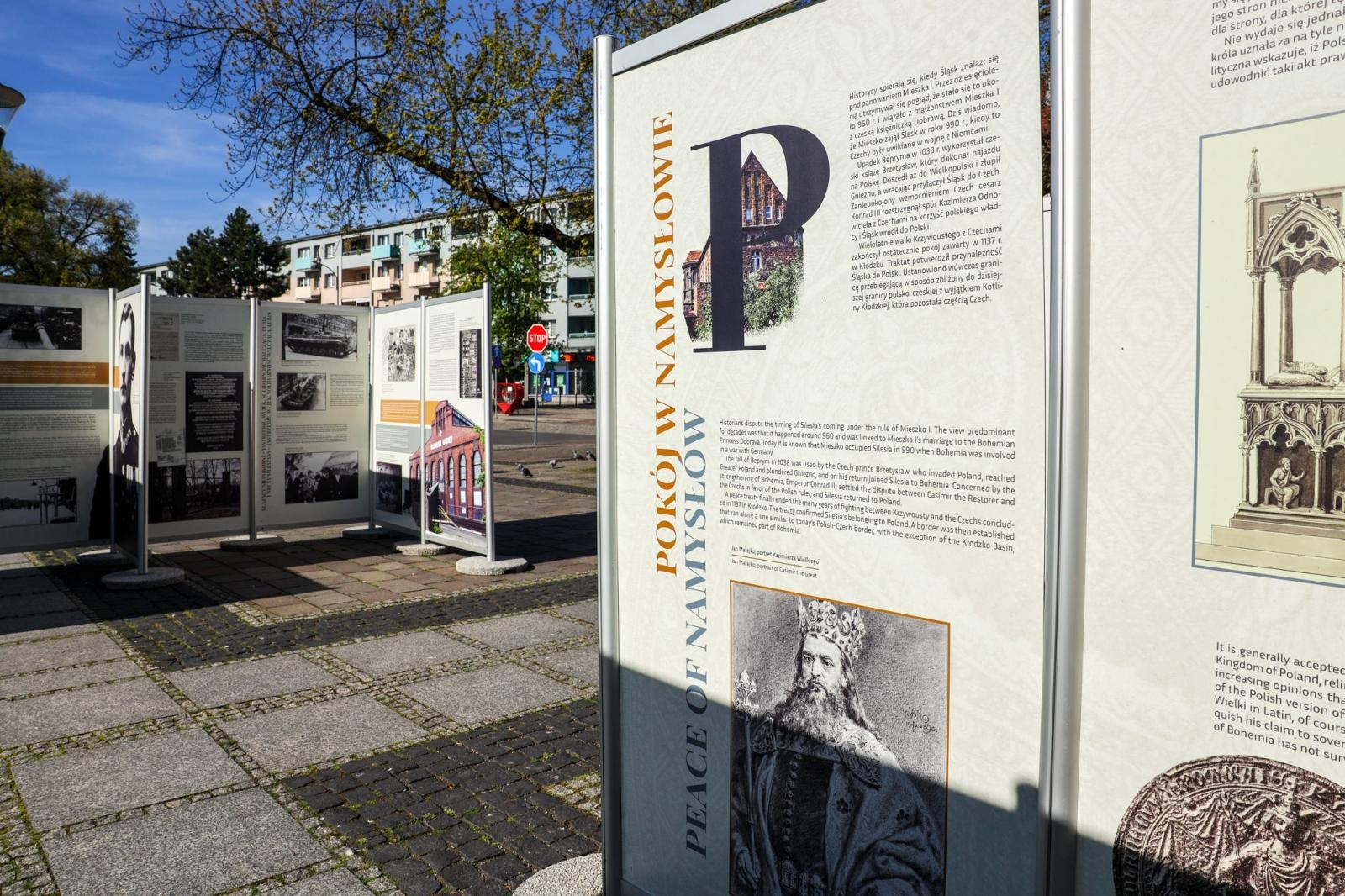 Zdjęcie w galerii na portalu naszraciborz.pl: Wystawa na skwerze prałata Pieczki tylko do czwartku! wiadomości z regionu