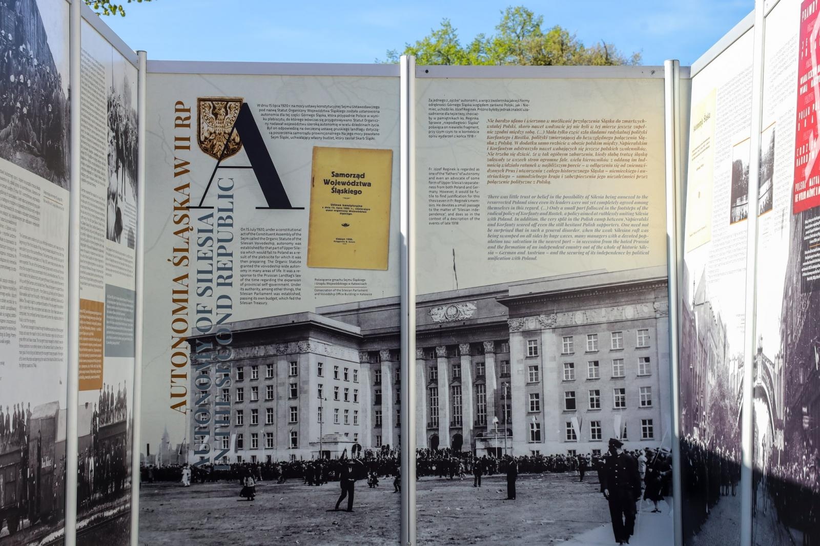 Zdjęcie w galerii na portalu naszraciborz.pl: Wystawa na skwerze prałata Pieczki tylko do czwartku! wiadomości z regionu
