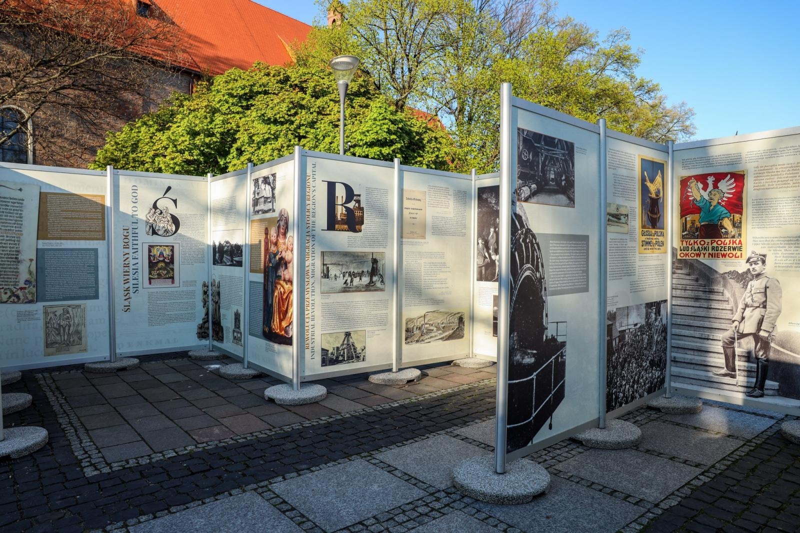 Zdjęcie w galerii na portalu naszraciborz.pl: Wystawa na skwerze prałata Pieczki tylko do czwartku! wiadomości z regionu