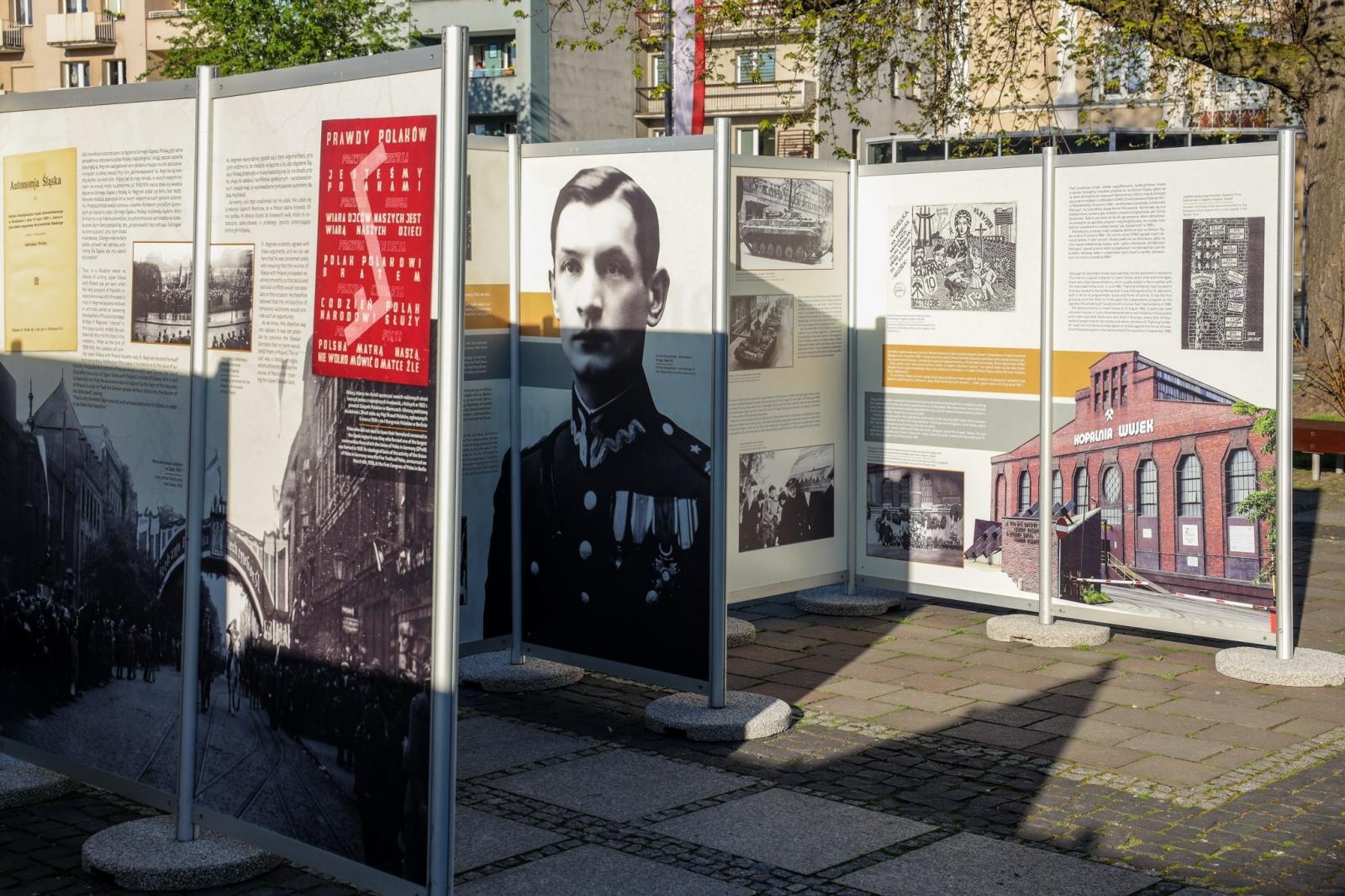 Zdjęcie w galerii na portalu naszraciborz.pl: Wystawa na skwerze prałata Pieczki tylko do czwartku! wiadomości z regionu