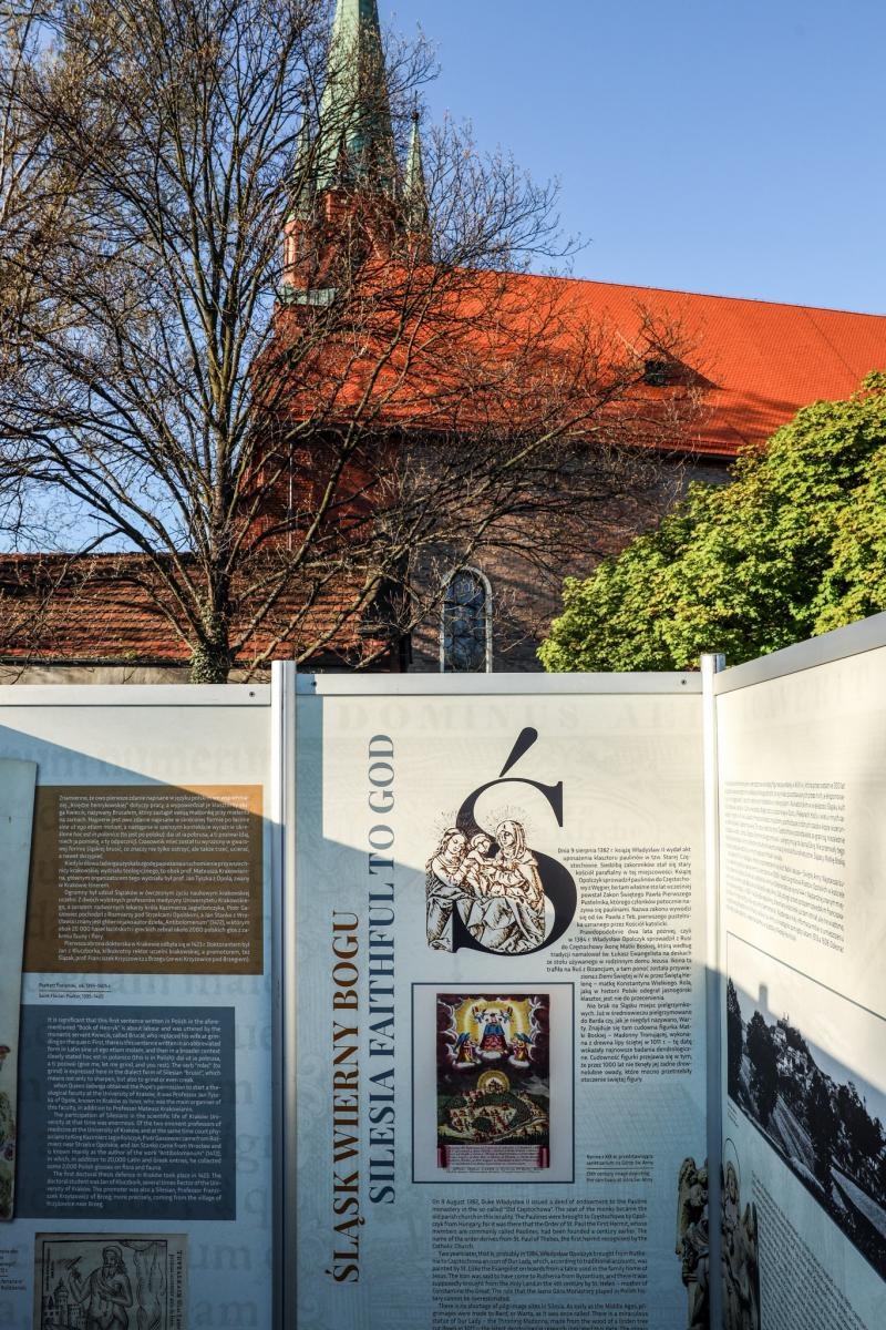 Zdjęcie w galerii na portalu naszraciborz.pl: Wystawa na skwerze prałata Pieczki tylko do czwartku! wiadomości z regionu