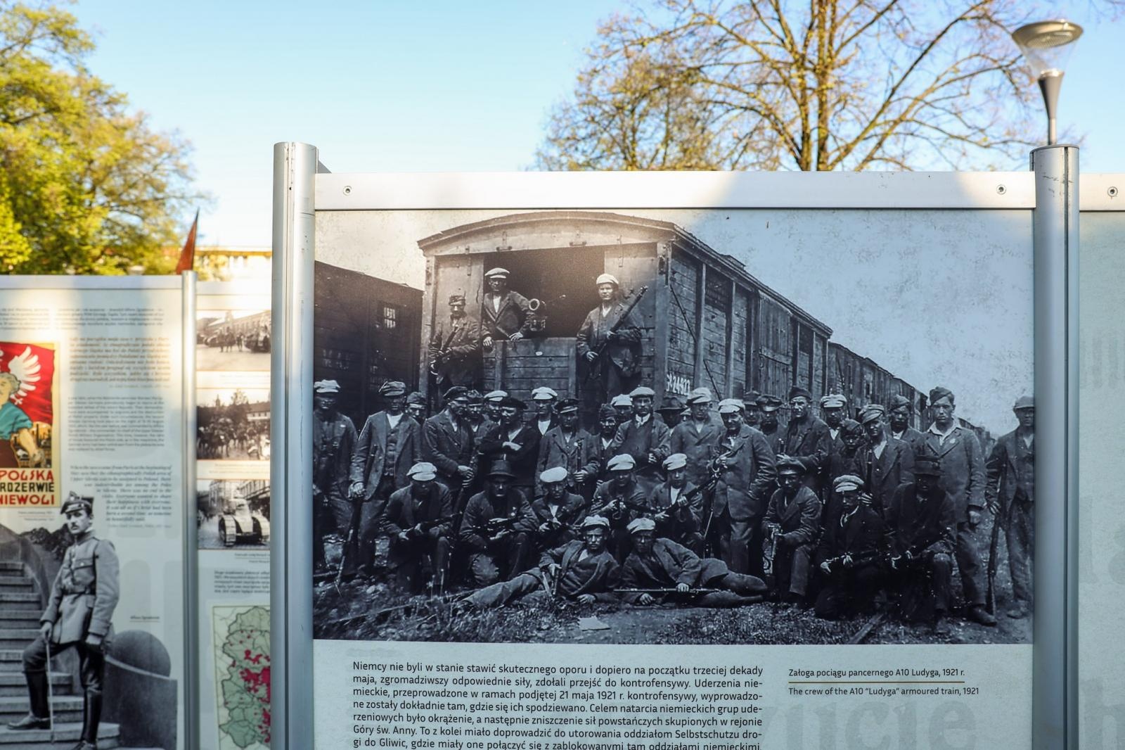 Zdjęcie w galerii na portalu naszraciborz.pl: Wystawa na skwerze prałata Pieczki tylko do czwartku! wiadomości z regionu