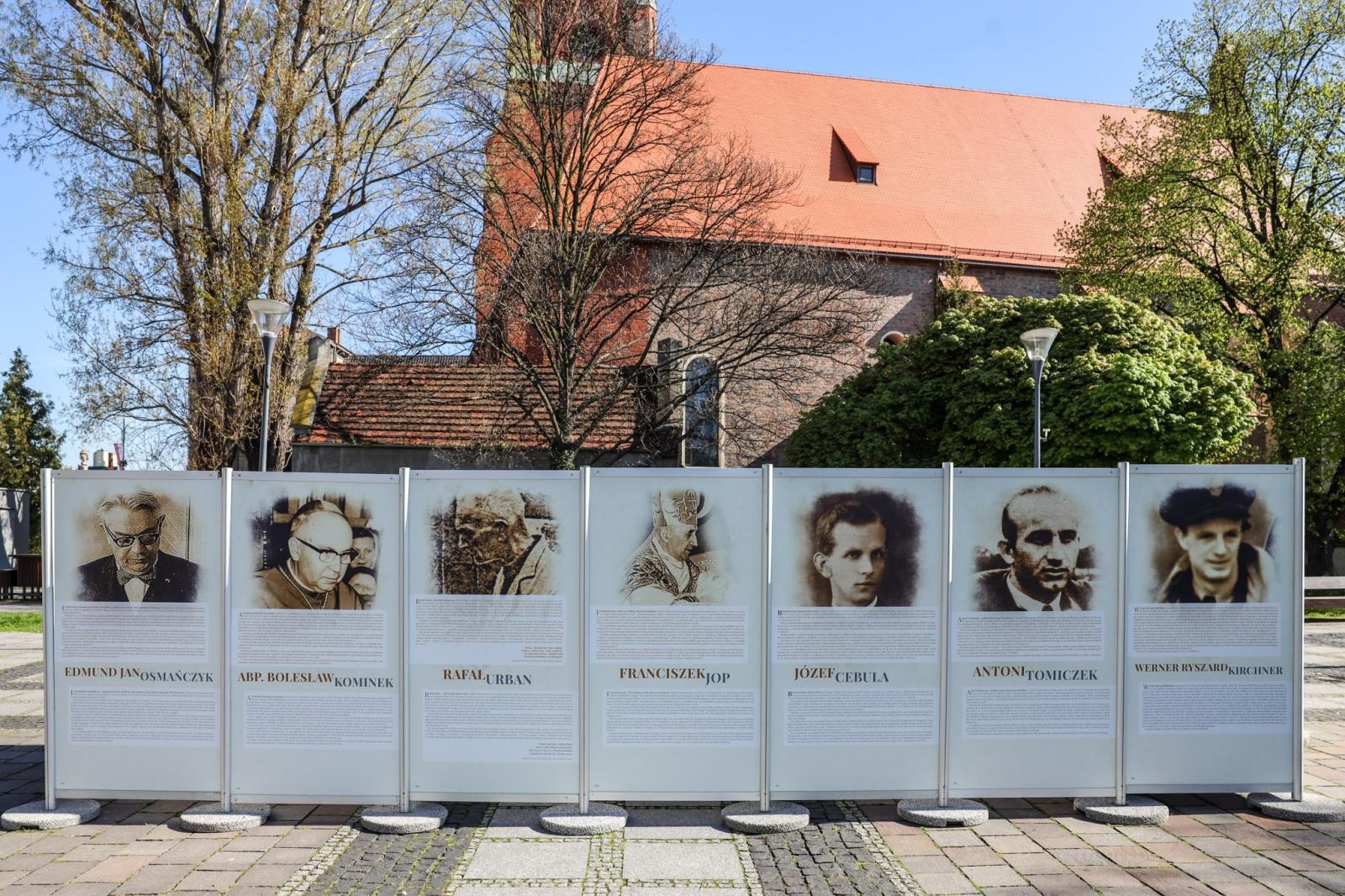 Zdjęcie w galerii na portalu naszraciborz.pl: Wystawa na skwerze prałata Pieczki tylko do czwartku! wiadomości z regionu