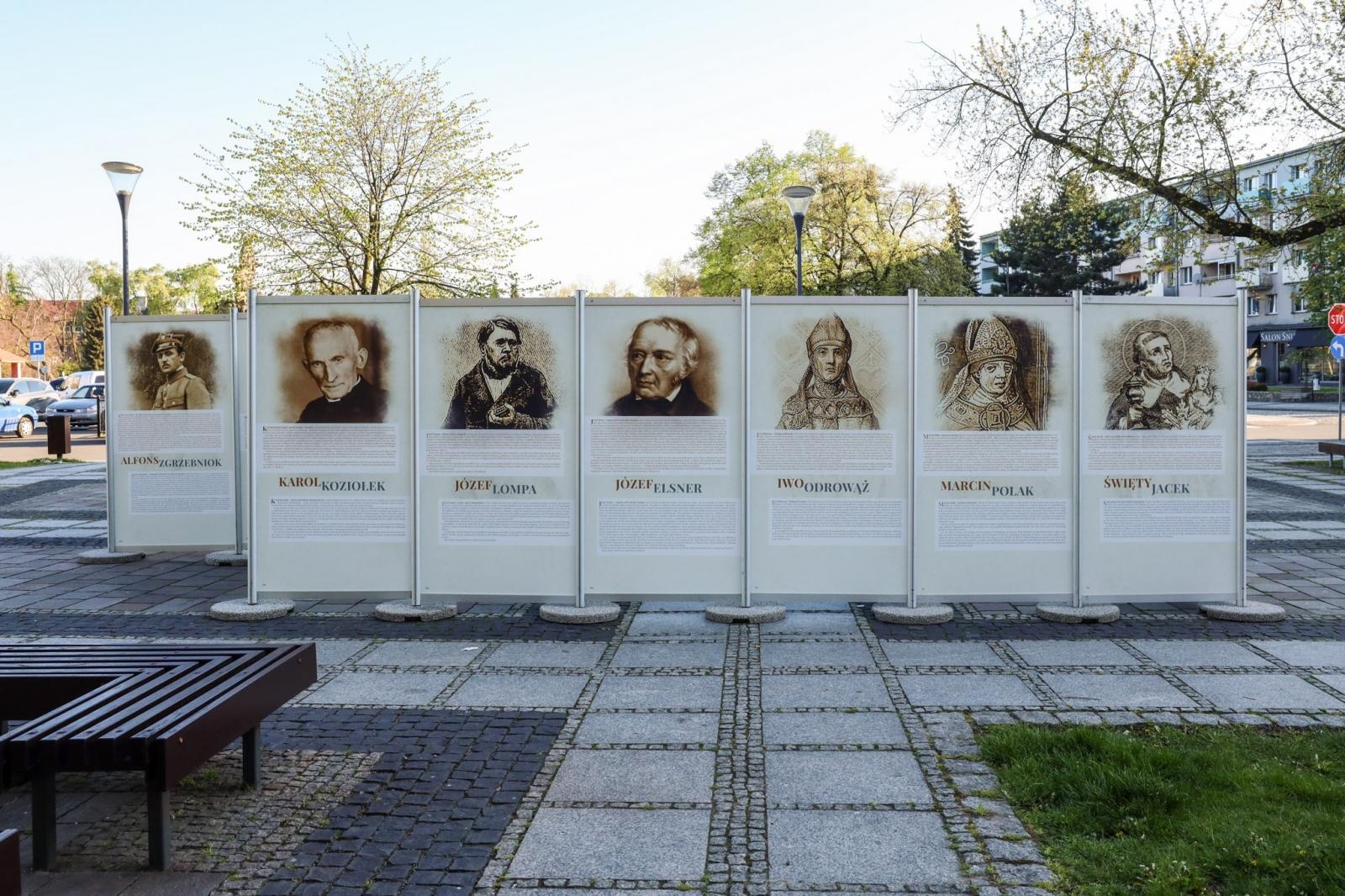 Zdjęcie w galerii na portalu naszraciborz.pl: Wystawa na skwerze prałata Pieczki tylko do czwartku! wiadomości z regionu