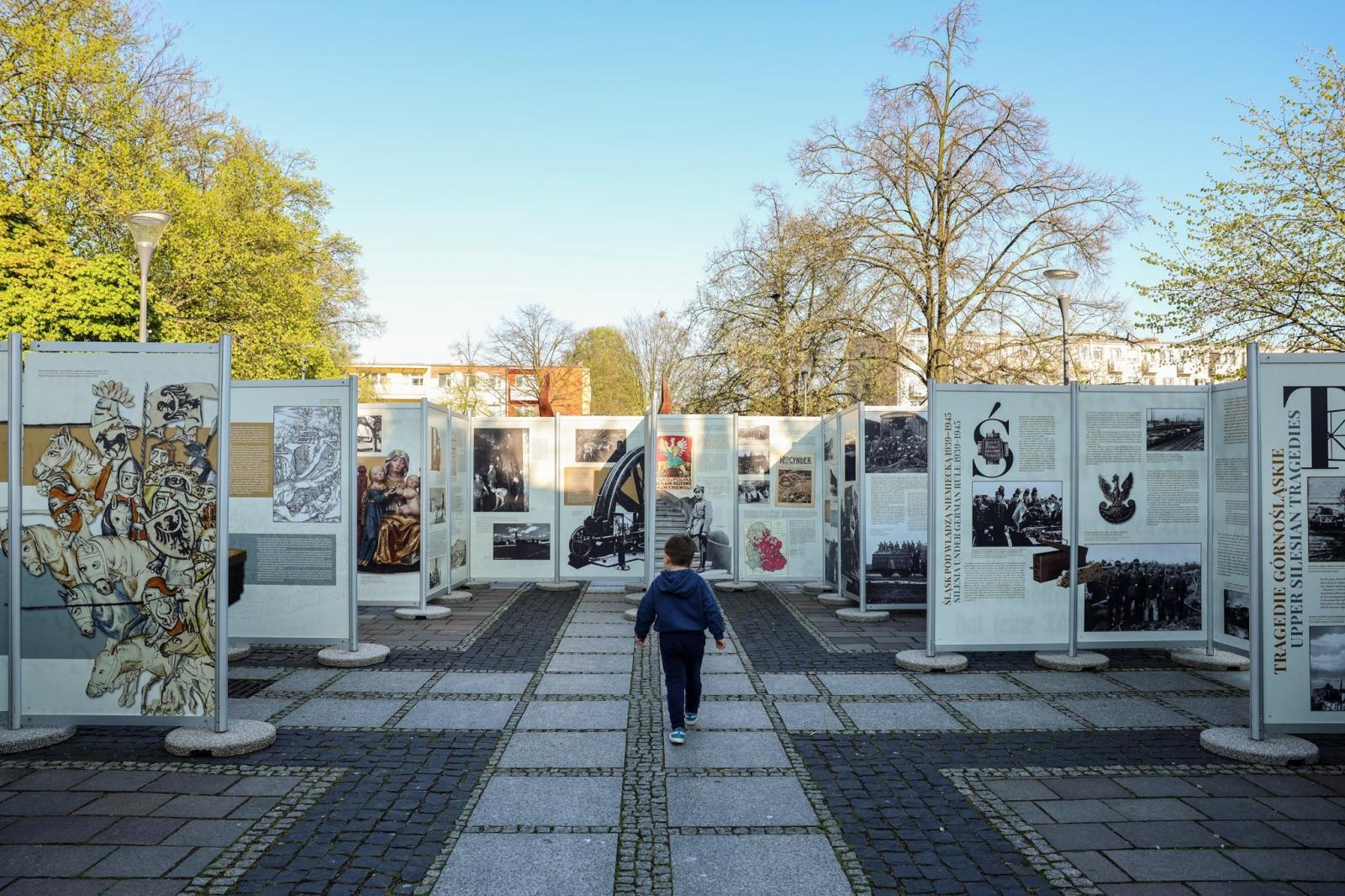 Zdjęcie w galerii na portalu naszraciborz.pl: Wystawa na skwerze prałata Pieczki tylko do czwartku! wiadomości z regionu