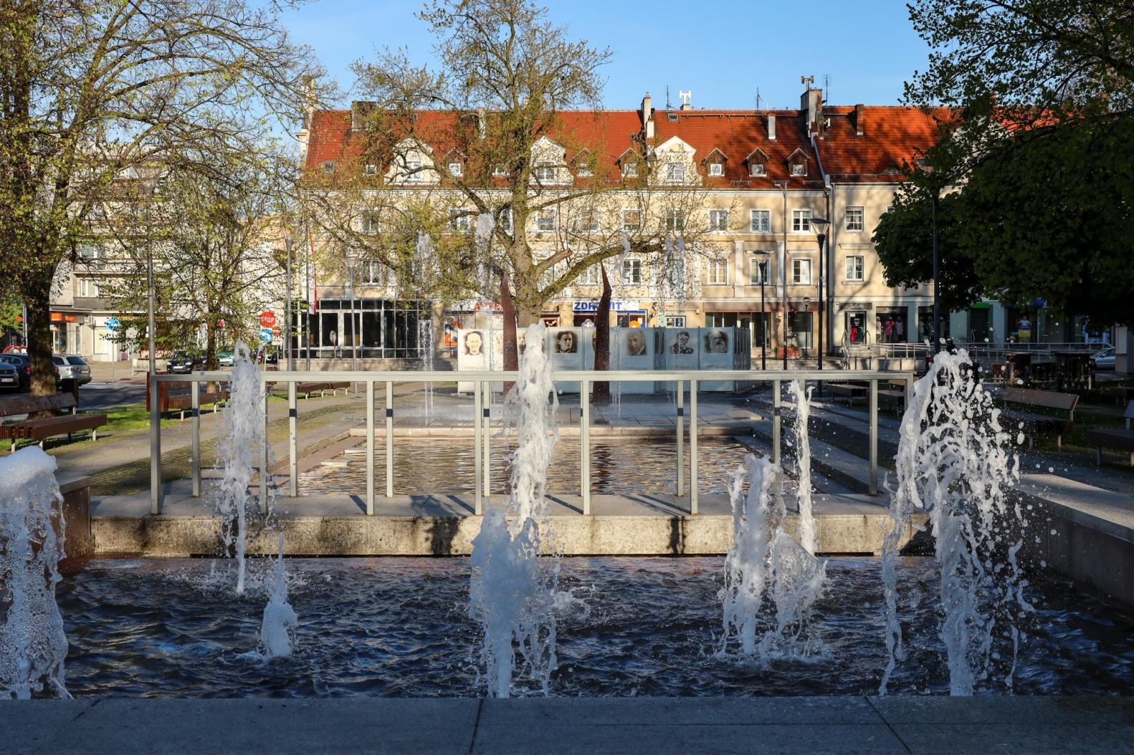 Zdjęcie w galerii na portalu naszraciborz.pl: Wystawa na skwerze prałata Pieczki tylko do czwartku! wiadomości z regionu