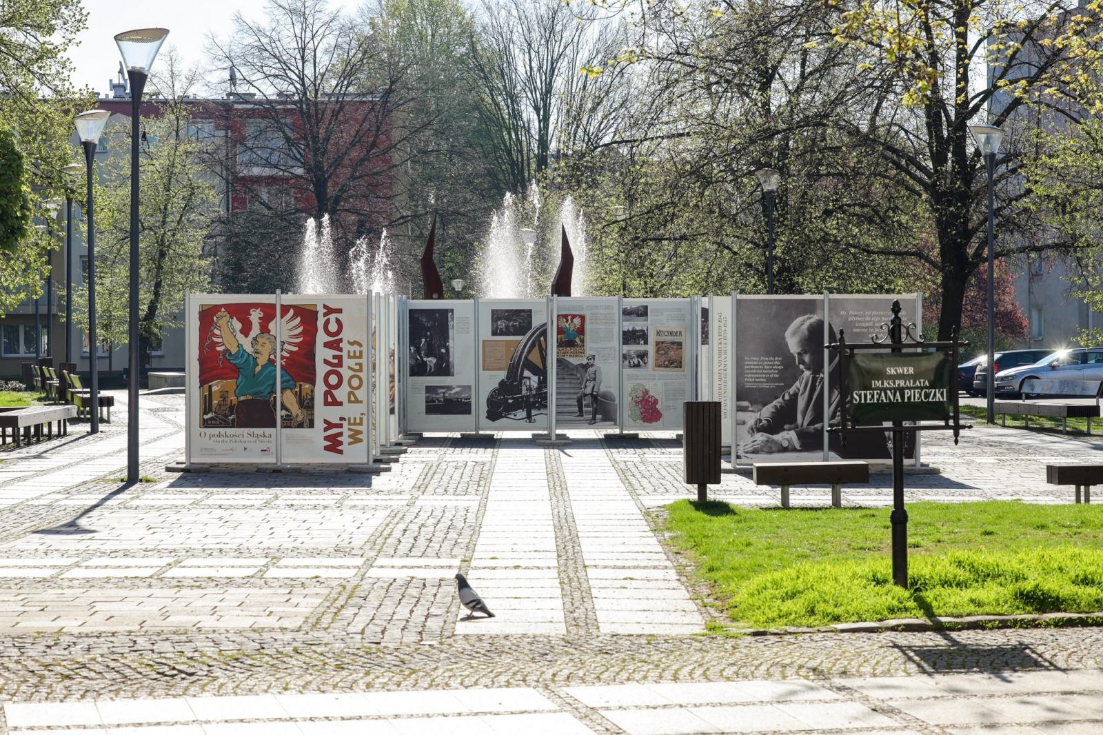 Zdjęcie w galerii na portalu naszraciborz.pl: Wystawa na skwerze prałata Pieczki tylko do czwartku! wiadomości z regionu