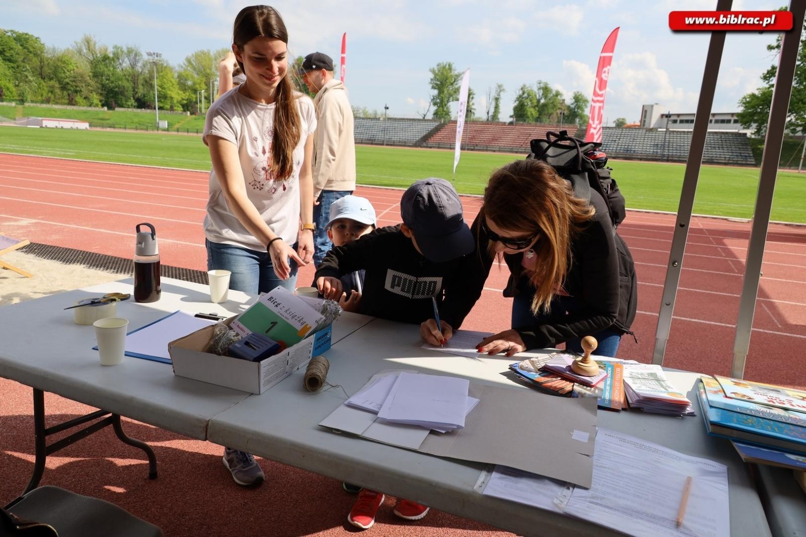 Zdjęcie w galerii na portalu naszraciborz.pl: Złapali książkę i pobiegli! Wśród biegaczy Justyna Święty-Ersetic wiadomości z regionu